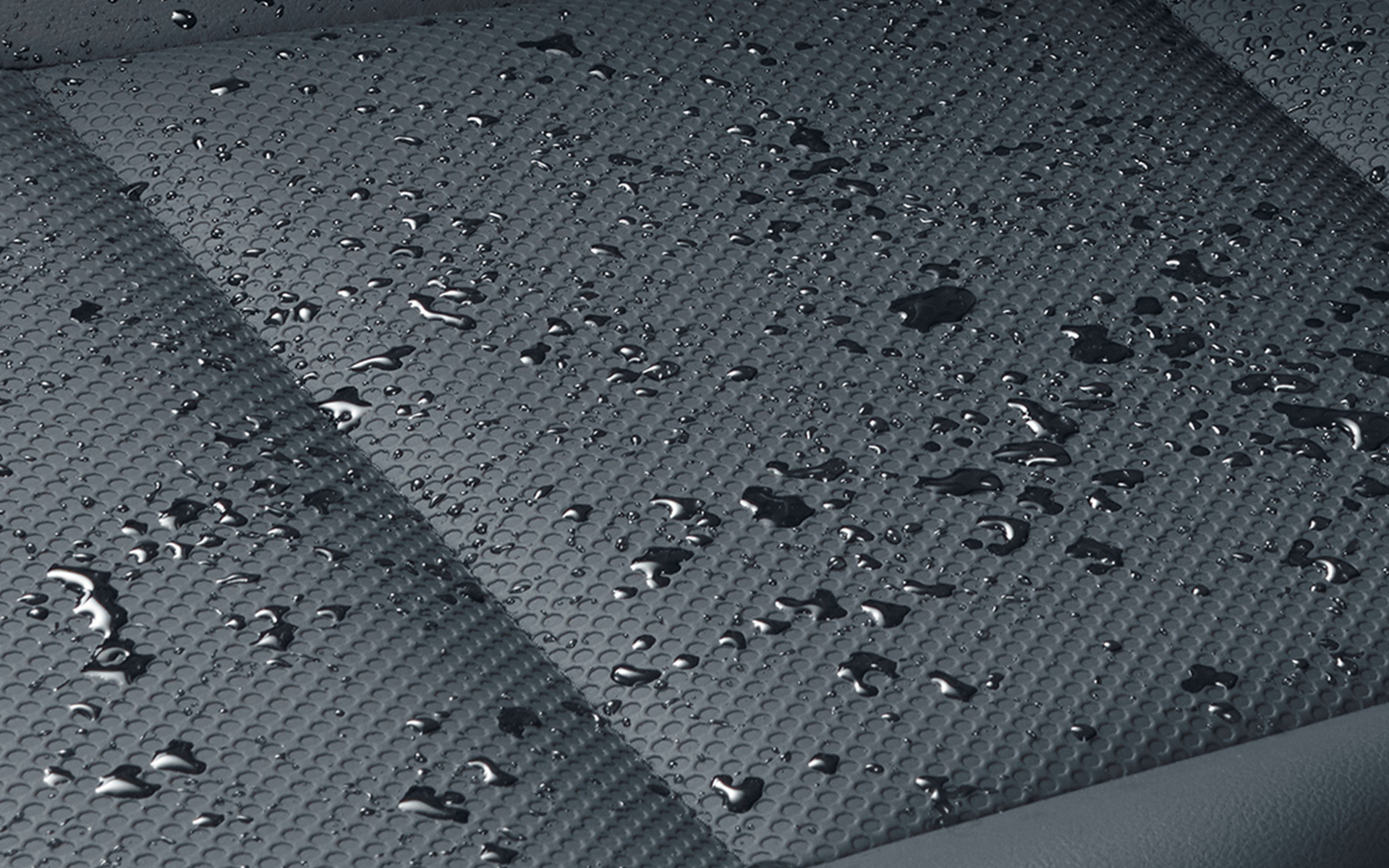 専用の防水シート（ブラック）を採用