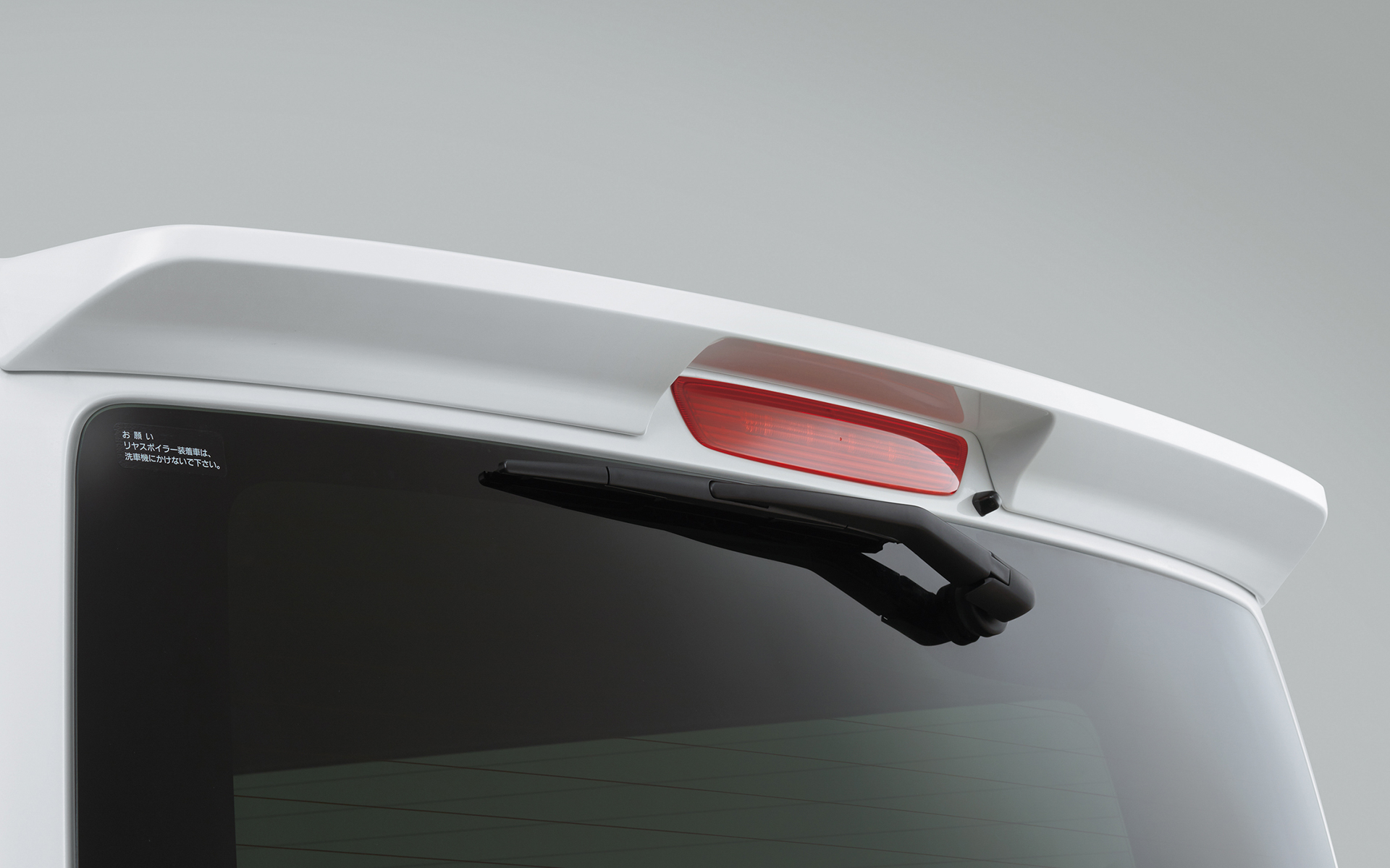 専用ルーフスポイラーはオプション設定