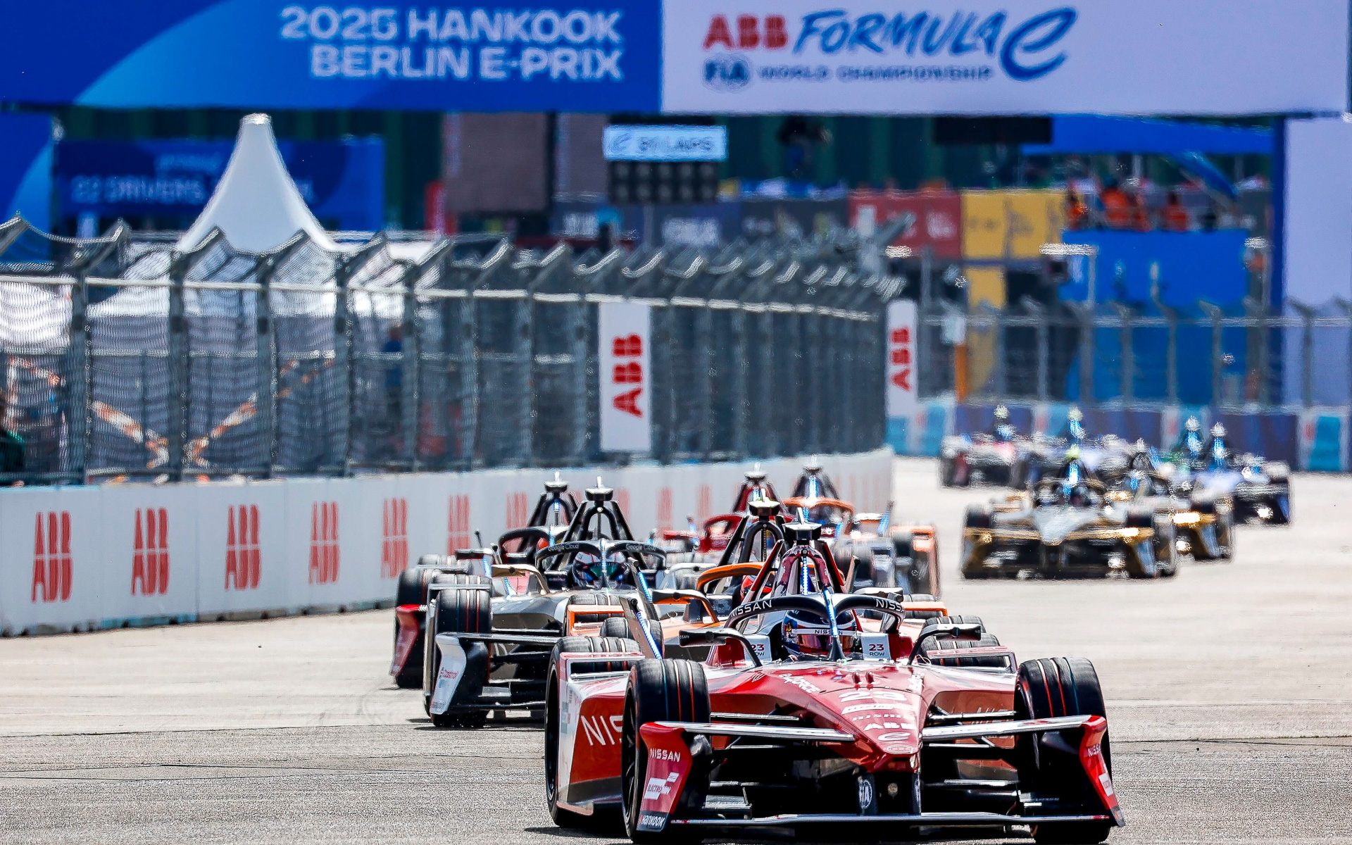 ベルリン戦を走るオリバー・ローランド選手