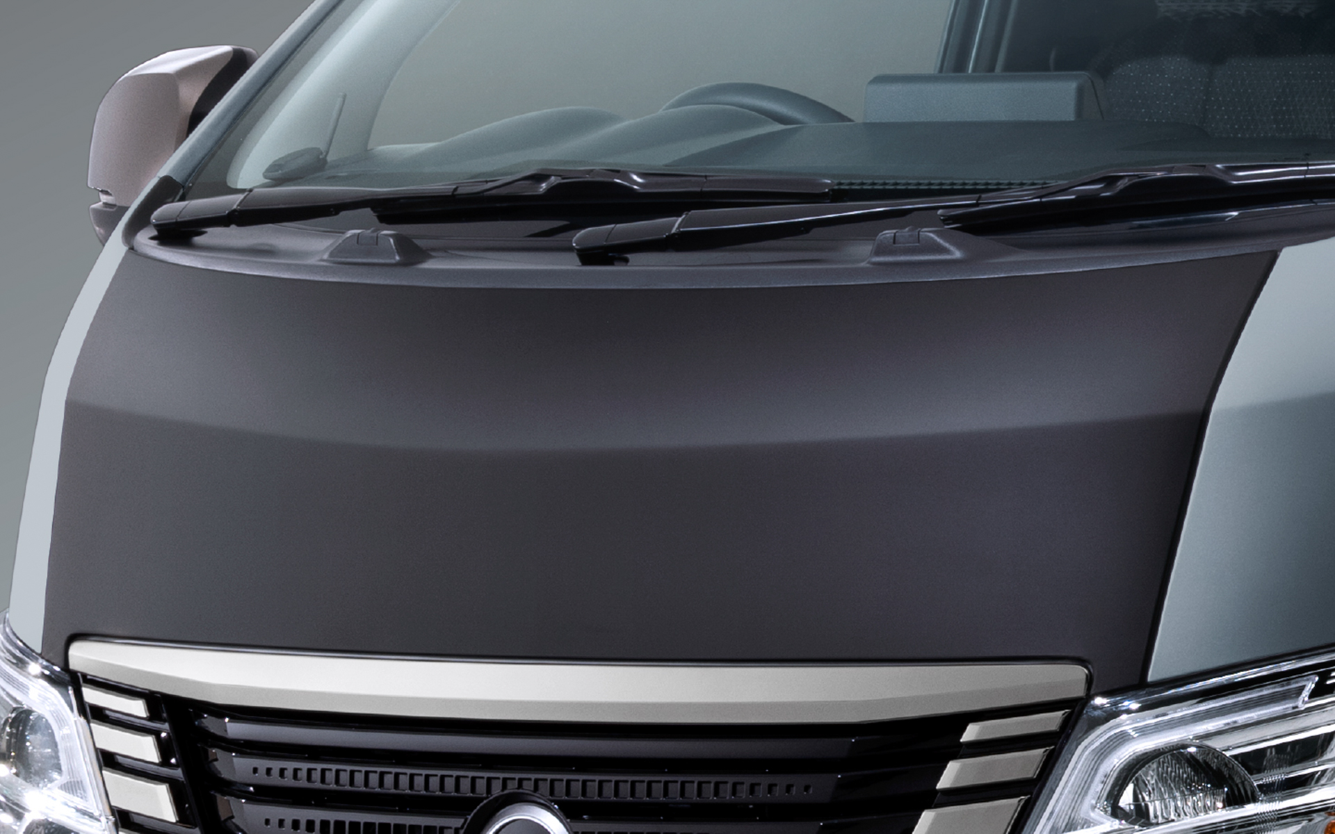 プロテクションシールド・艶消しブラックは、マット調サテンブラックの高品質フィルムにより、質感のある仕上がりがフードに重厚な存在感を与え、車両全体の印象を引き締めるほか、高い撥水性・防汚性・耐候性により、美しさを保ちながら愛車をしっかりと保護し、必要に応じて剥がすことも可能としている