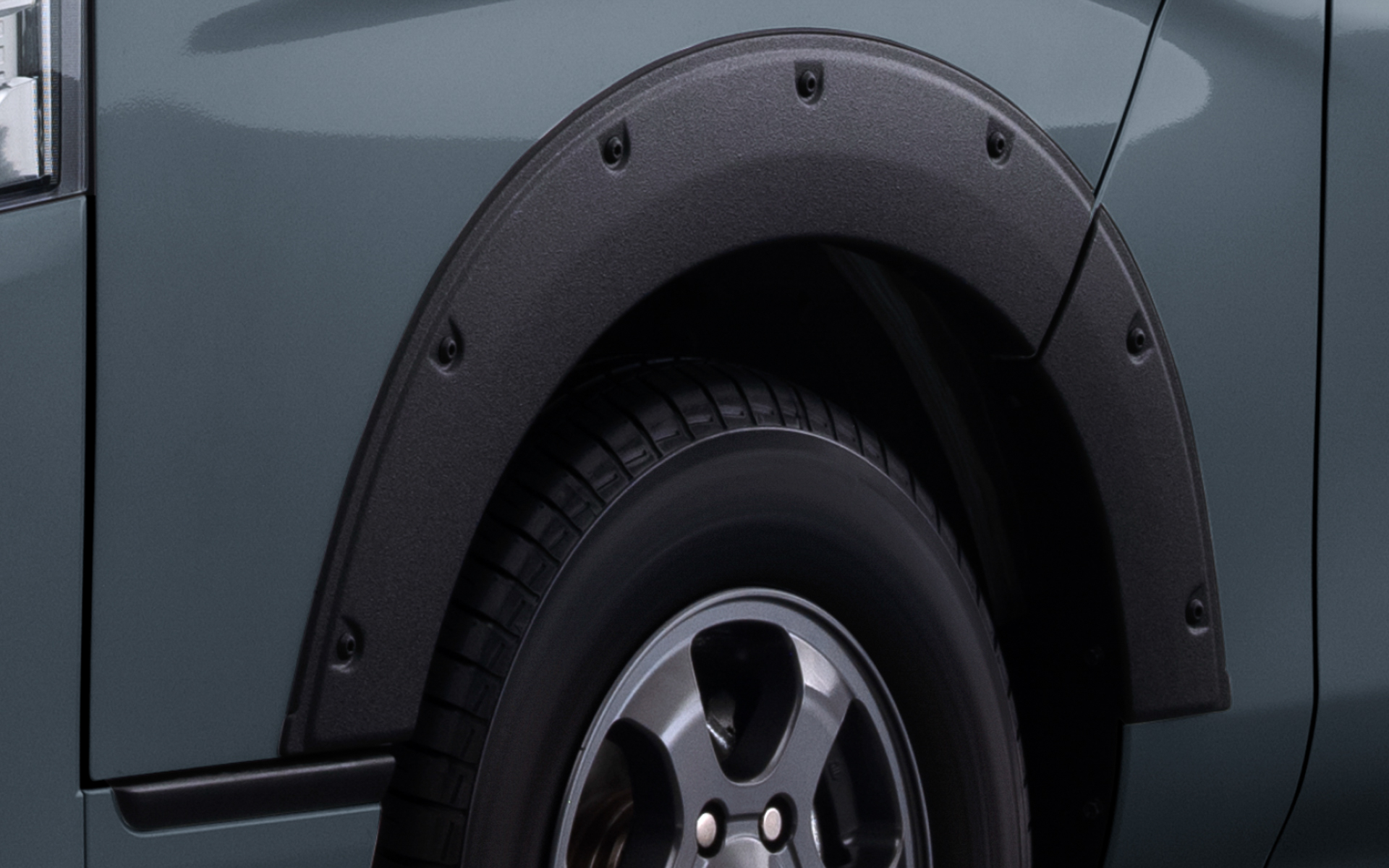 フェンダーガーニッシュ・タフブラックは、片側10mm以内というタイトなサイズ感ながらも、緻密な造形とダミーボルトによってサイドビューへ無骨な存在感を付与するほか、意匠性の高い塗装がオフロードイメージを際立たせ、足下から車両全体の印象を引き締めてくれる