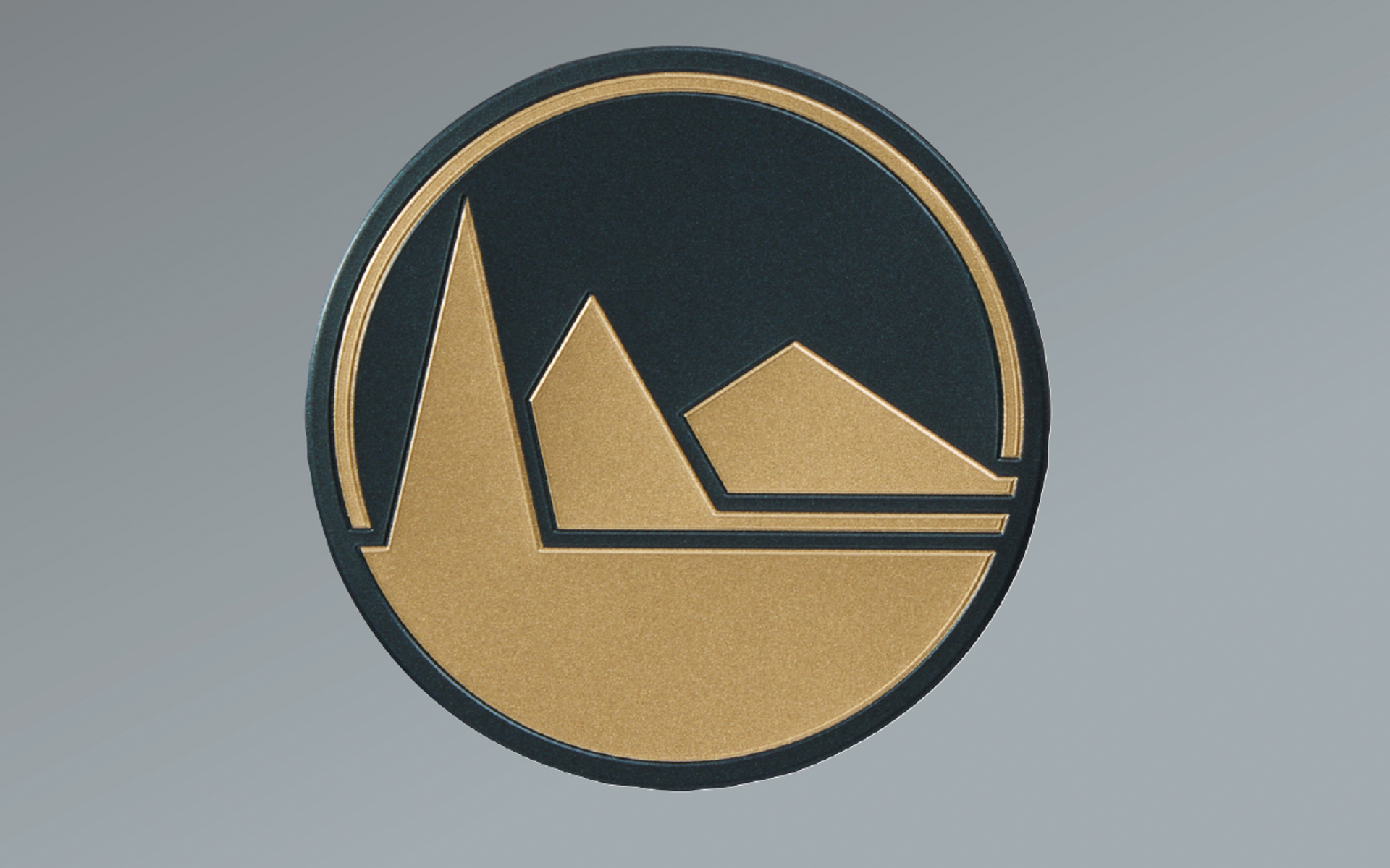 SOTOASOBI専用エンブレムは、SOTOASOBIパッケージの世界観を象徴した、両サイドに装着する小型エンブレム。小型ながらも立体感のある樹脂製のエンブレムが、さりげない存在感を放つ