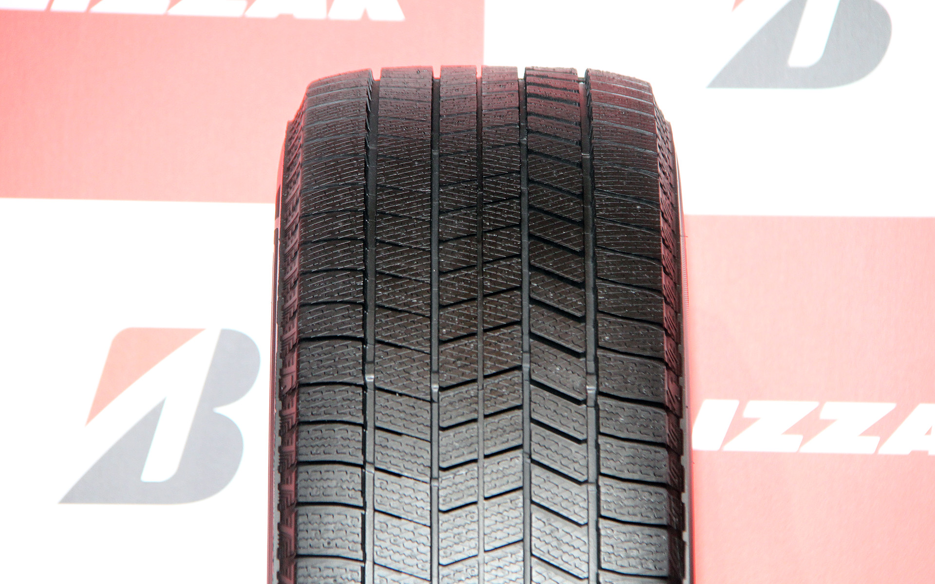 新トレッドパターンを採用するとともに、発泡ゴムには業界初の新技術「親水性向上ポリマー」を配合した「Wコンタクト発泡ゴム」を採用。従来品の「BLIZZAK VRX3」対比で氷上でのブレーキ制動距離を11％短縮、氷上旋回時のラップタイムを4％短縮、さらに氷上での車両挙動の安定性も向上しているという