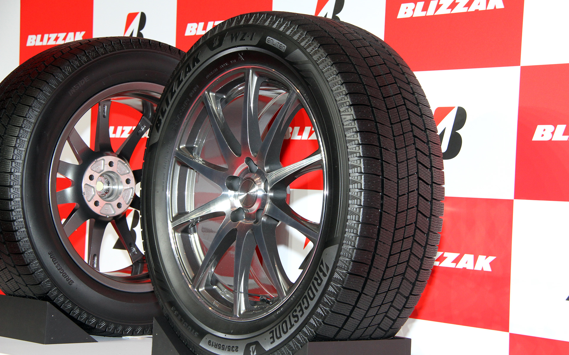 新トレッドパターンを採用するとともに、発泡ゴムには業界初の新技術「親水性向上ポリマー」を配合した「Wコンタクト発泡ゴム」を採用。従来品の「BLIZZAK VRX3」対比で氷上でのブレーキ制動距離を11％短縮、氷上旋回時のラップタイムを4％短縮、さらに氷上での車両挙動の安定性も向上しているという