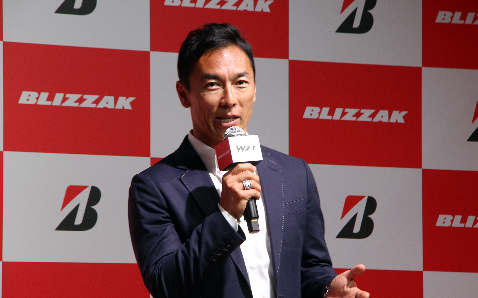 発表会で登壇したレーシングドライバーの佐藤琢磨選手