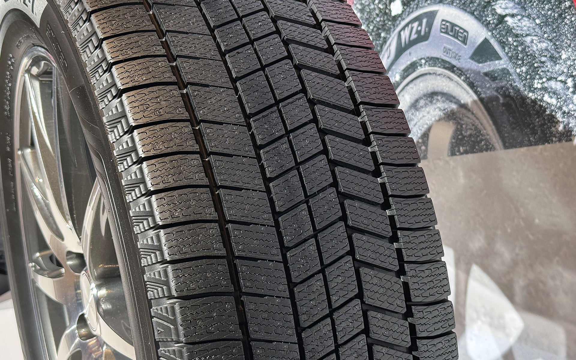 新トレッドパターンを採用するとともに、発泡ゴムには業界初の新技術「親水性向上ポリマー」を配合した「Wコンタクト発泡ゴム」を採用。従来品の「BLIZZAK VRX3」対比で氷上でのブレーキ制動距離を11％短縮、氷上旋回時のラップタイムを4％短縮、さらに氷上での車両挙動の安定性も向上しているという