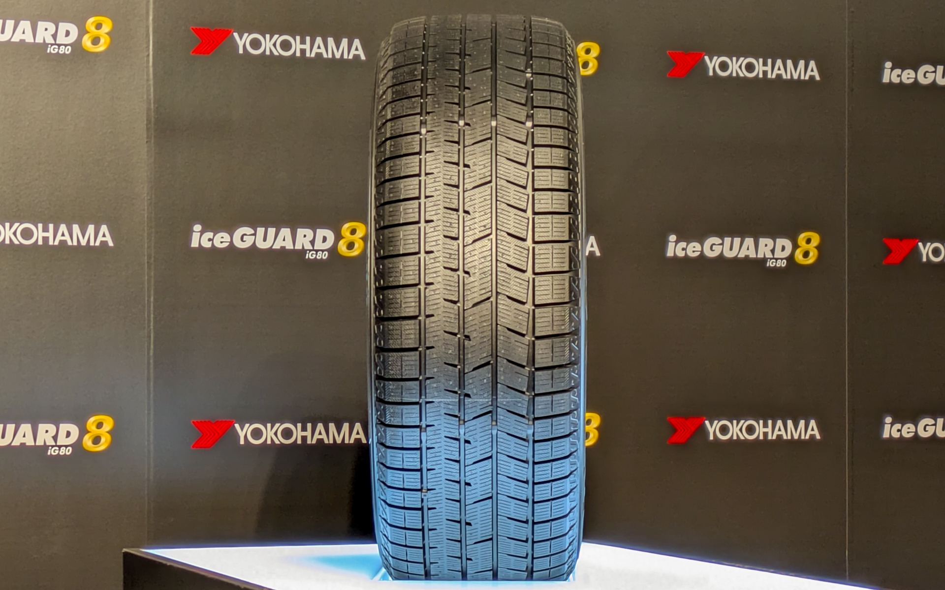 冬テックにより接地面積が最大化されたトレッド面