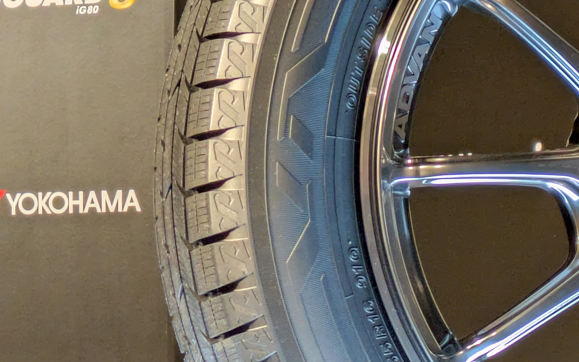 サイドウォールには算用数字の「8」と漢数字の「八」と両方入っている