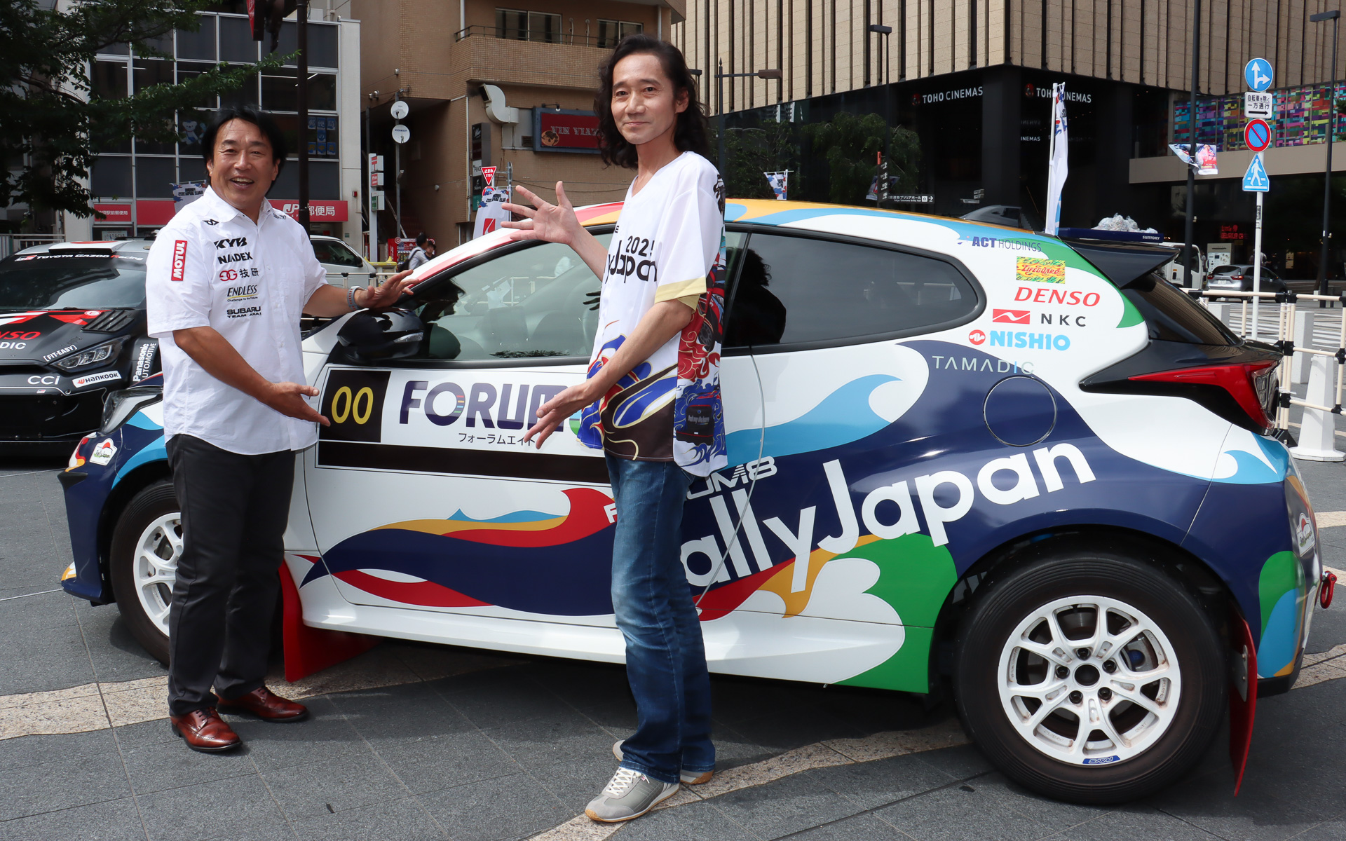 ラリージャパン2025の発表会にゲスト出演してラリーの魅力をアピールしたラリードライバーの新井敏弘選手（左）と声優の三木眞一郎さん（右）