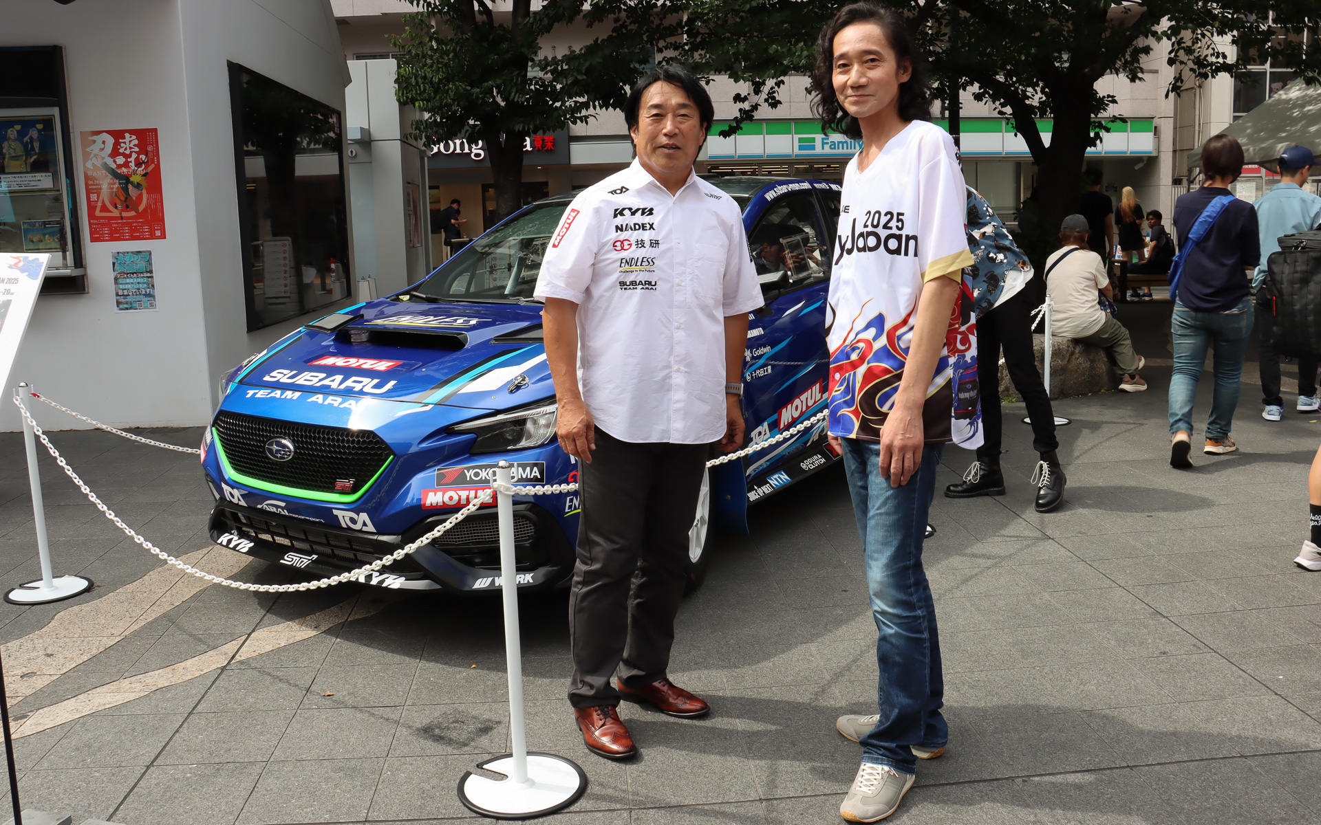 記事序盤のフォトセッションは発表会終了後に場所をとしま区民センターから隣接する中池袋公園に実施されたものだが、新井選手と三木さんは終了後もしばらく一緒に行動して、新井選手が三木さんに展示車などについて解説していた