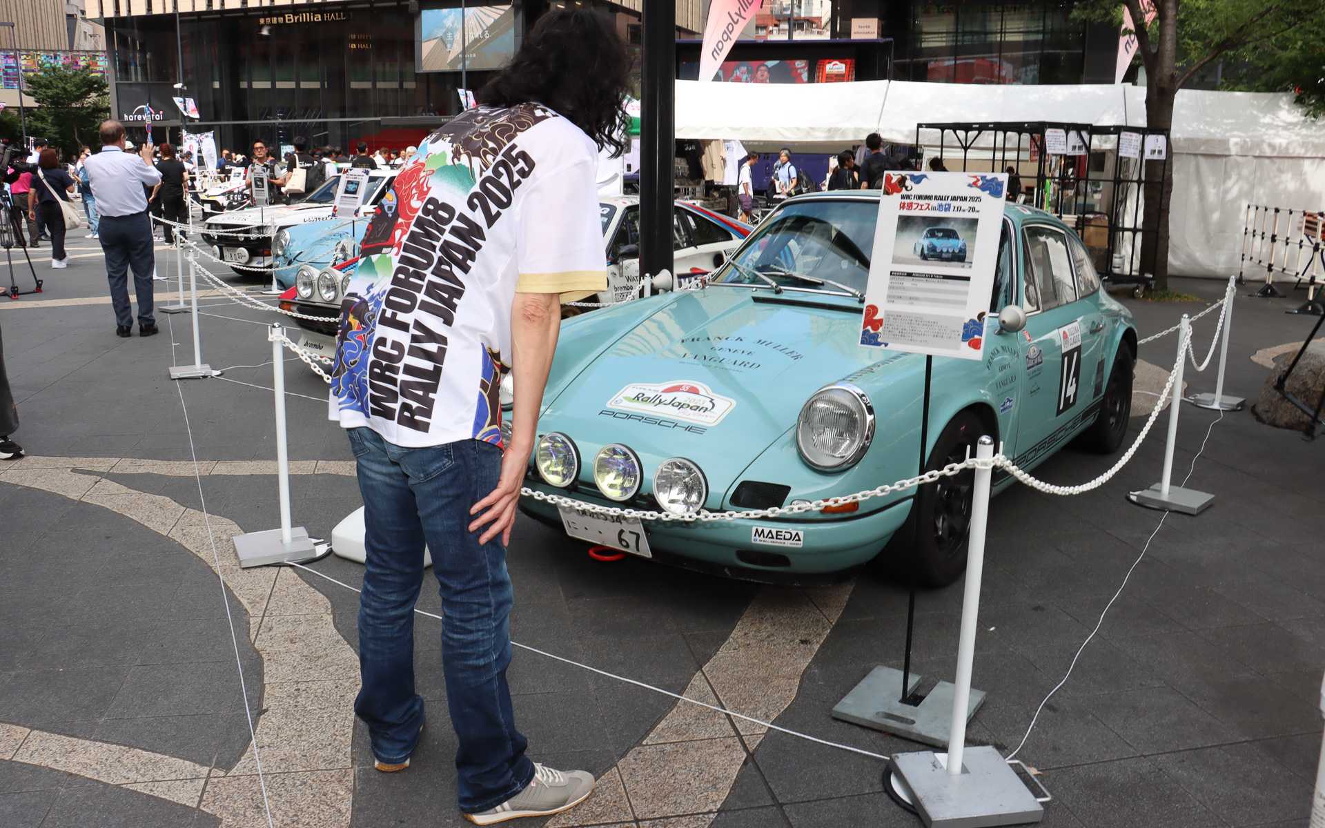 新井選手と別行動になったあとも三木さんは会場に残り、展示されている新旧ラリーマシンを熱心に見学していた