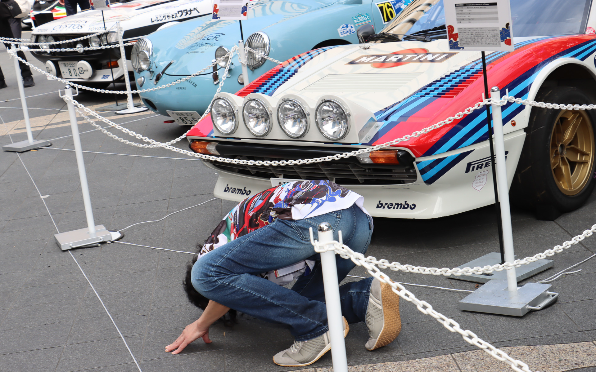 新井選手と別行動になったあとも三木さんは会場に残り、展示されている新旧ラリーマシンを熱心に見学していた