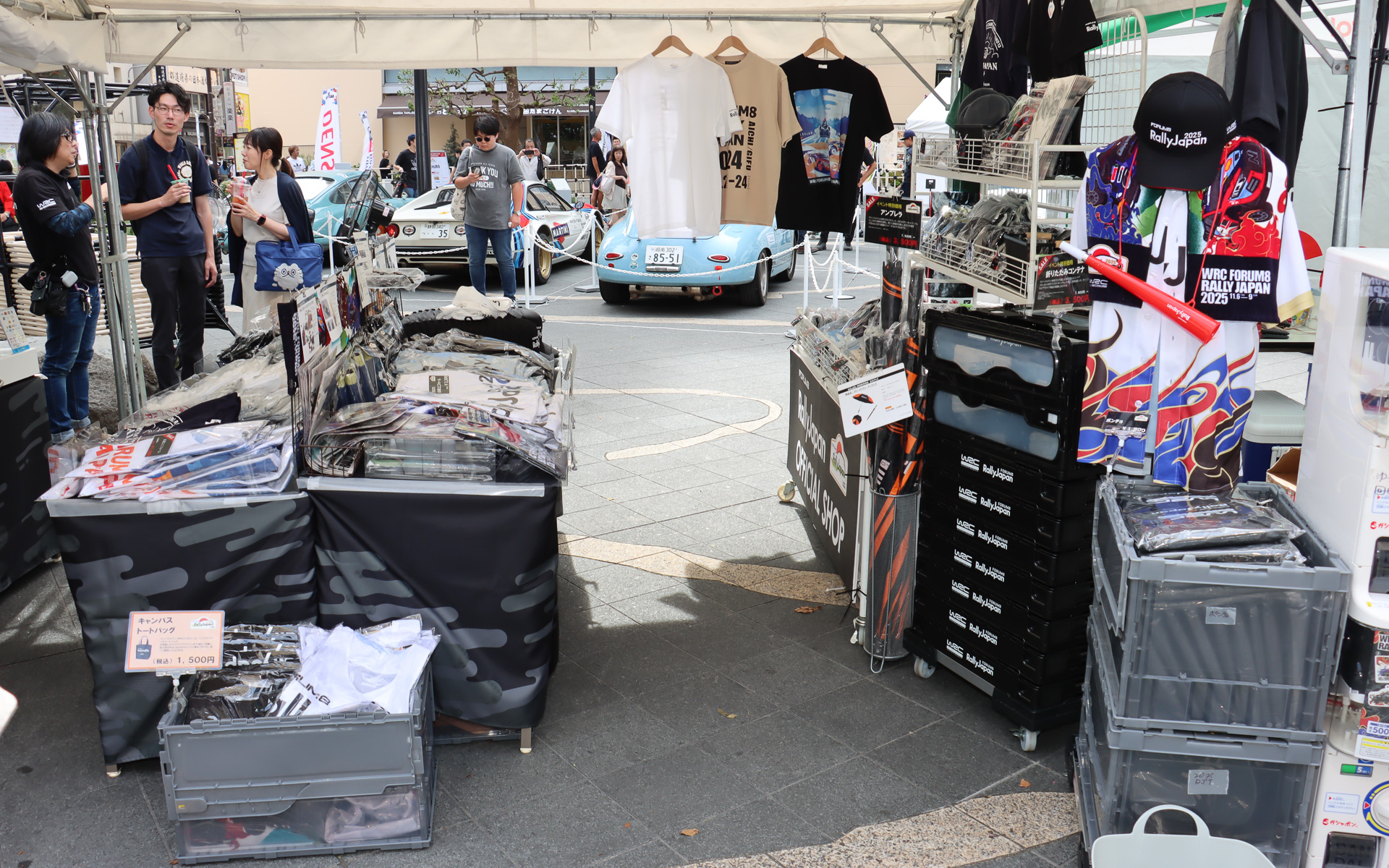2025年大会に向けた最新グッズのほか、昨年モデルのアウトレット販売なども行なわれている