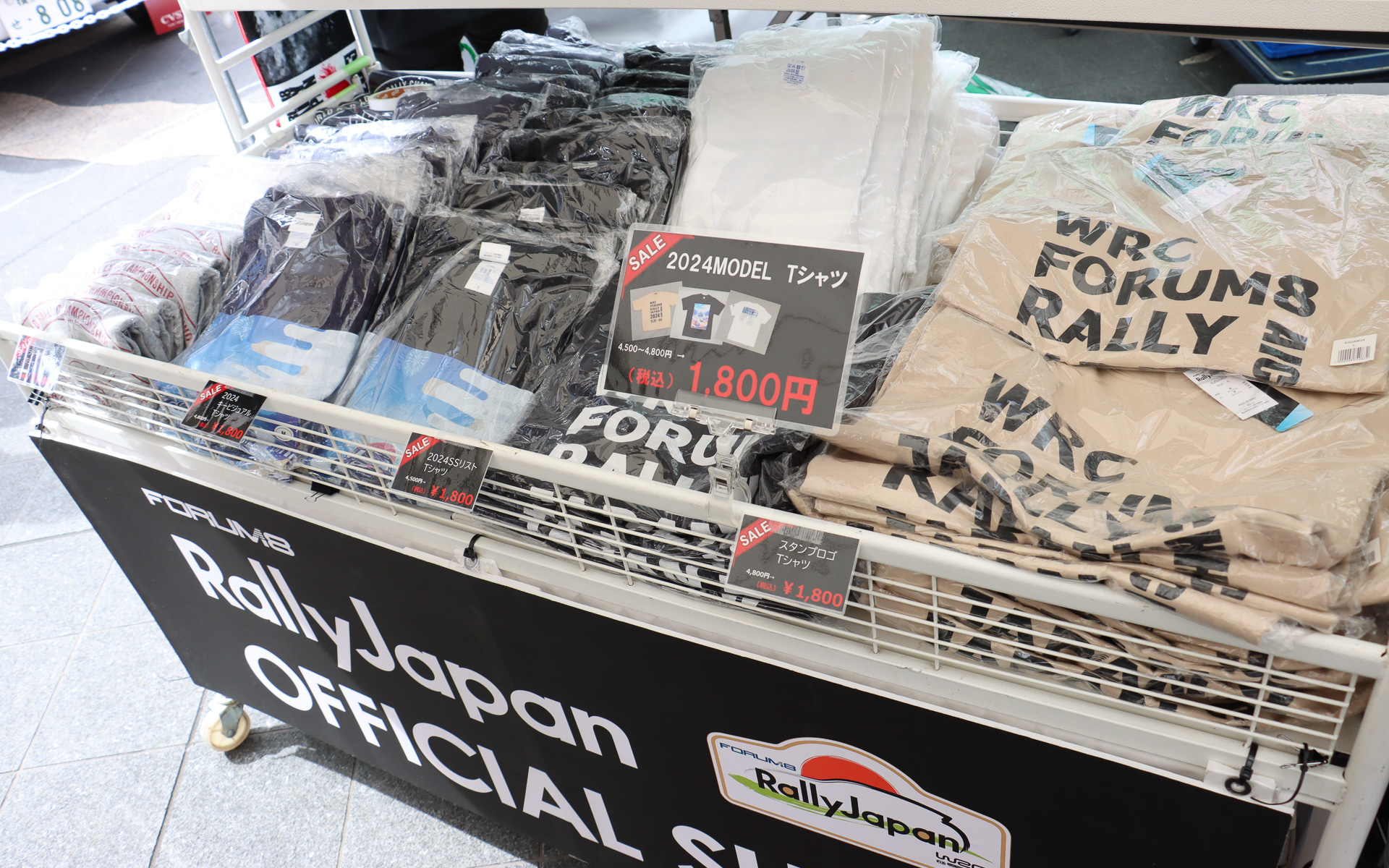 2025年大会に向けた最新グッズのほか、昨年モデルのアウトレット販売なども行なわれている