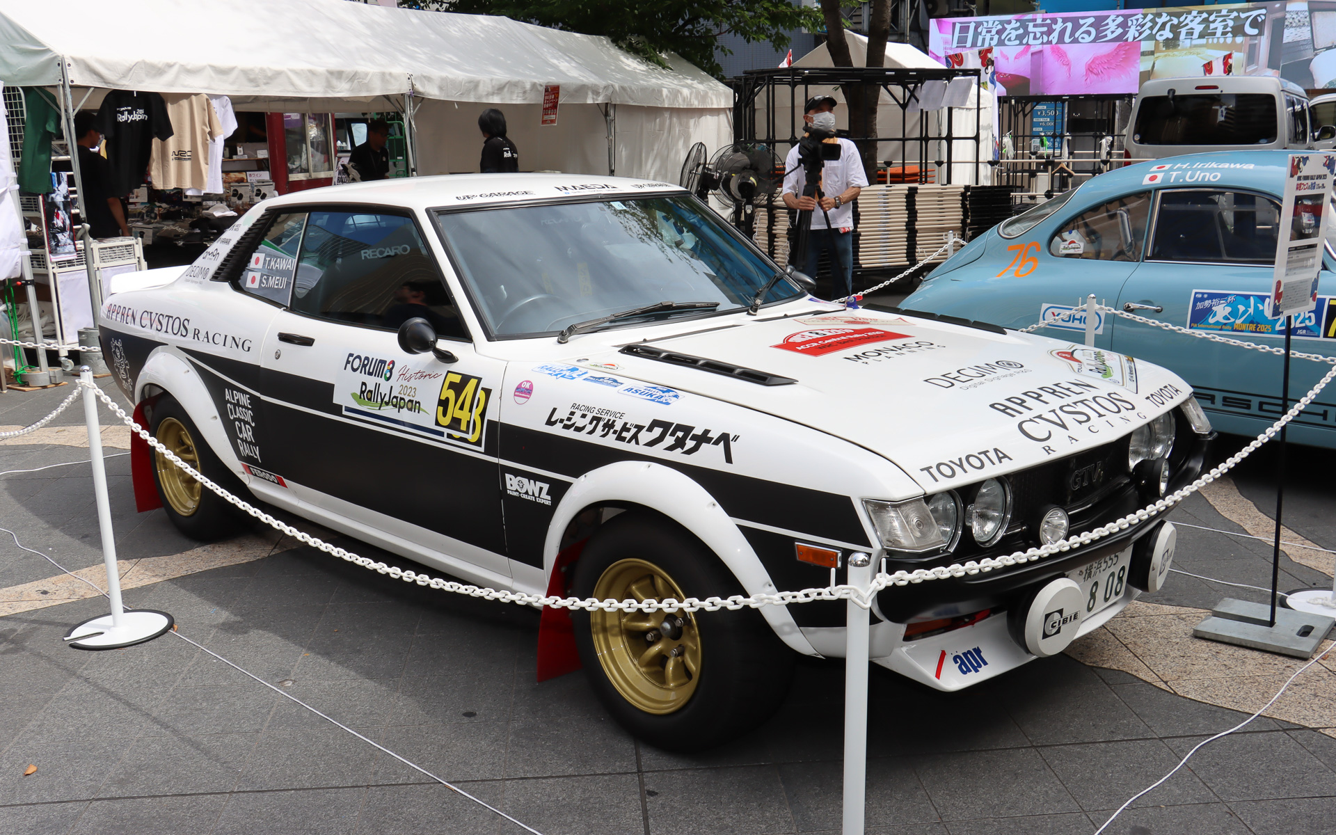 多彩なラリーマシンが並び、多くの人が足を止めて写真撮影などを楽しんでいた