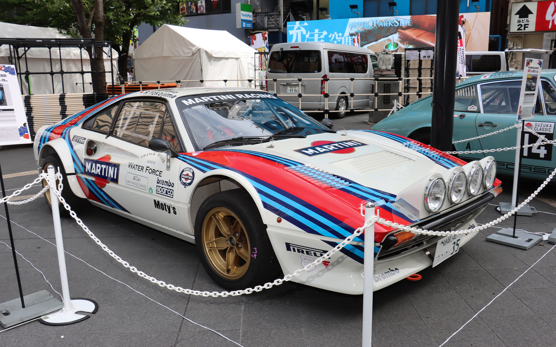 多彩なラリーマシンが並び、多くの人が足を止めて写真撮影などを楽しんでいた