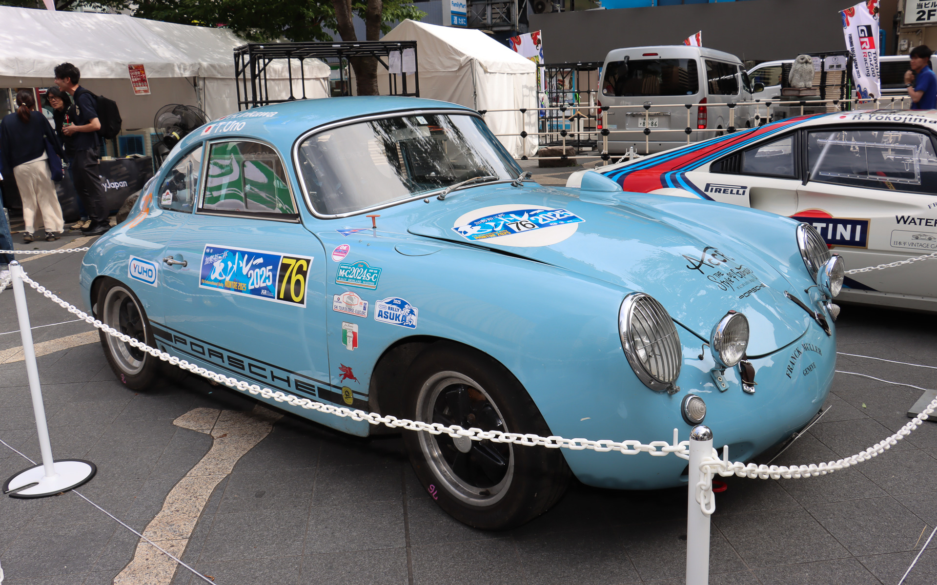 多彩なラリーマシンが並び、多くの人が足を止めて写真撮影などを楽しんでいた