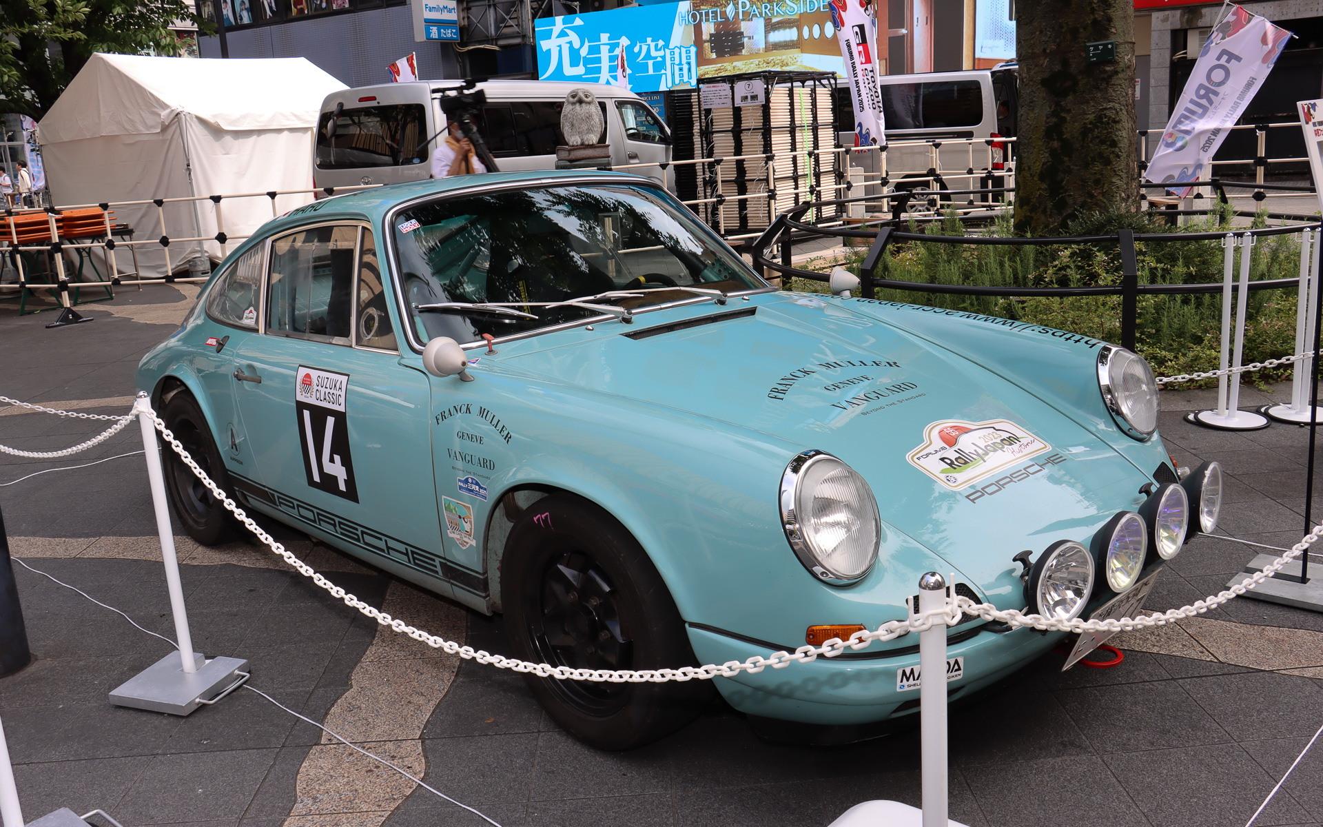 多彩なラリーマシンが並び、多くの人が足を止めて写真撮影などを楽しんでいた