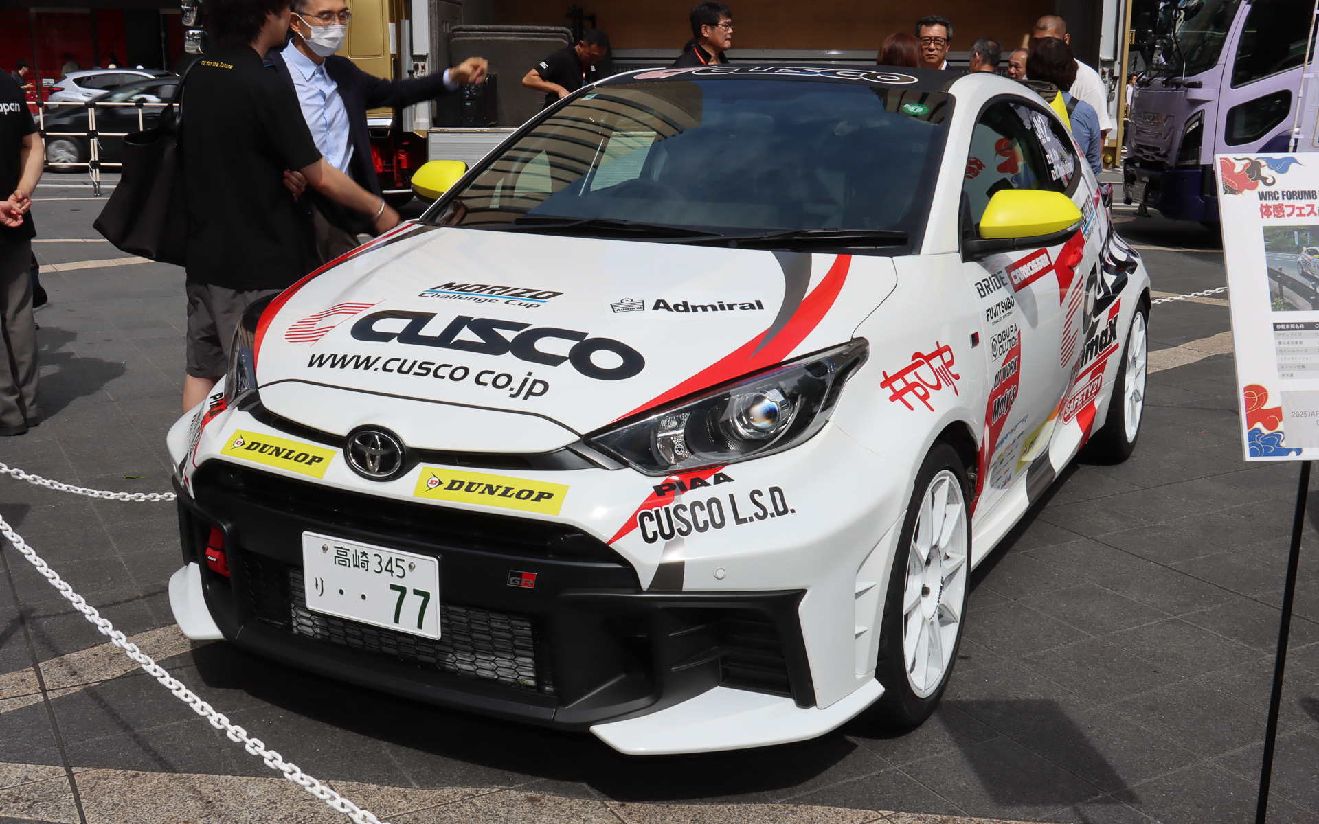 多彩なラリーマシンが並び、多くの人が足を止めて写真撮影などを楽しんでいた