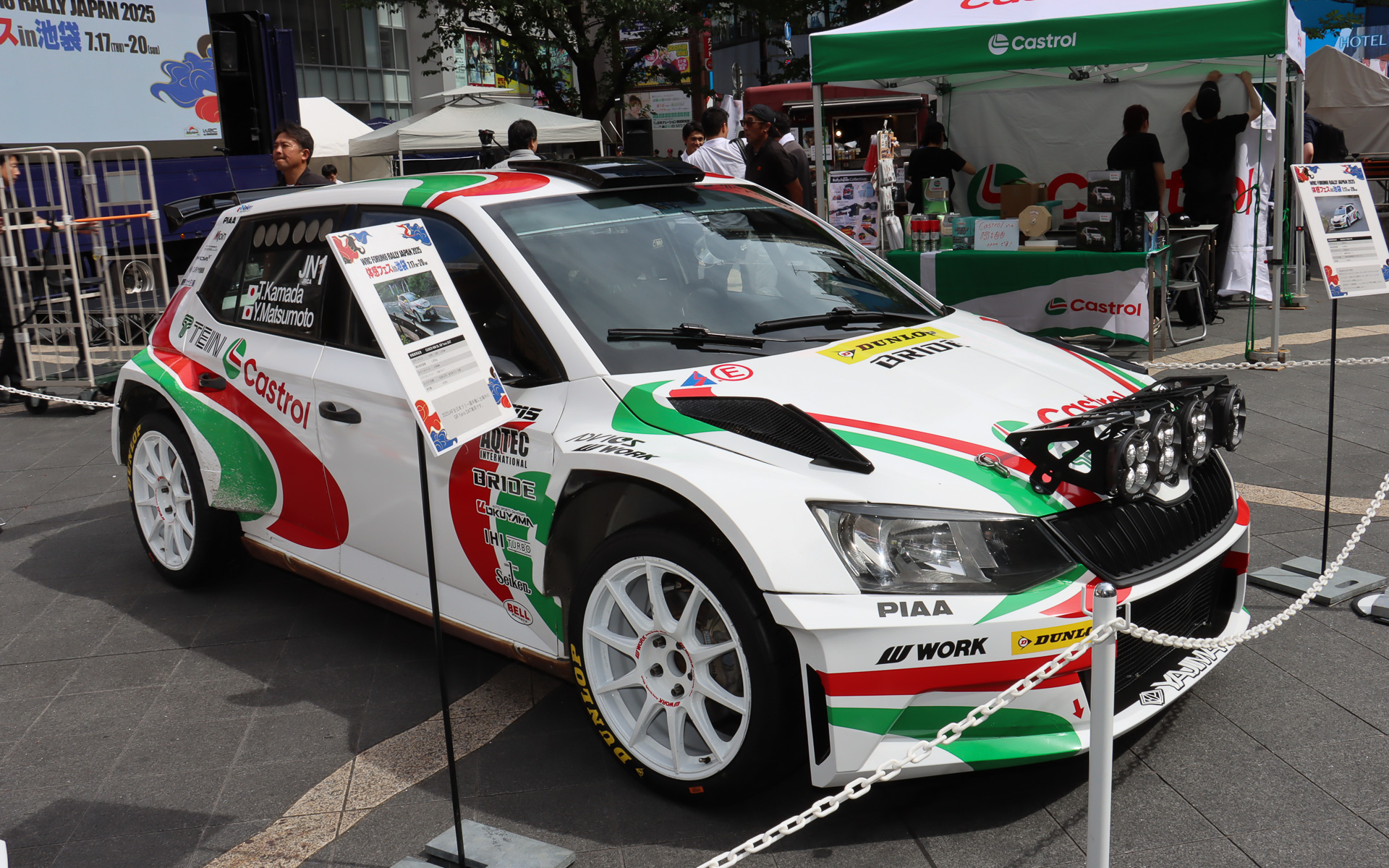多彩なラリーマシンが並び、多くの人が足を止めて写真撮影などを楽しんでいた