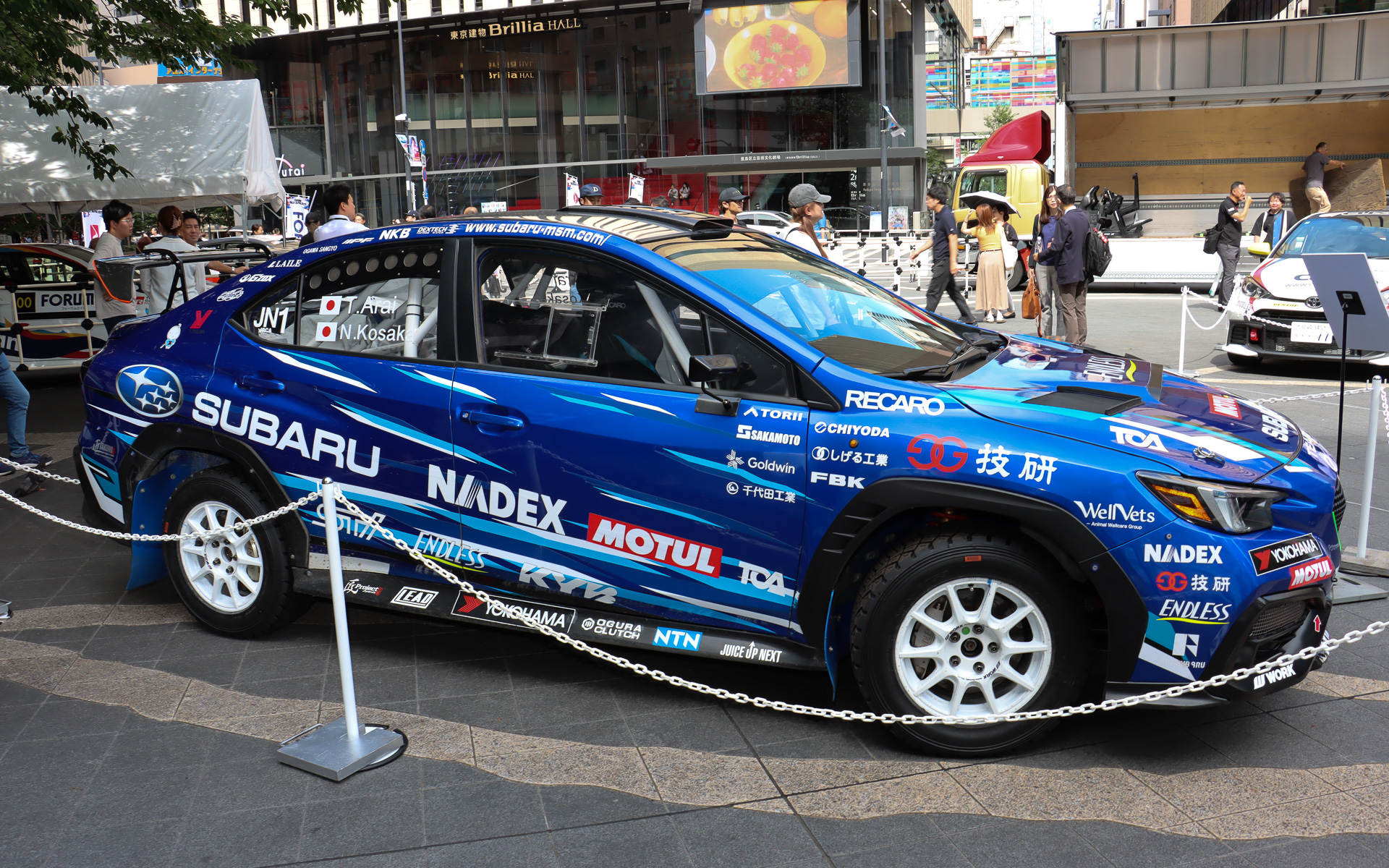 多彩なラリーマシンが並び、多くの人が足を止めて写真撮影などを楽しんでいた