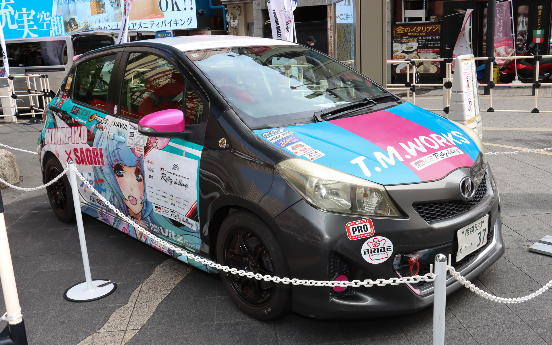 多彩なラリーマシンが並び、多くの人が足を止めて写真撮影などを楽しんでいた