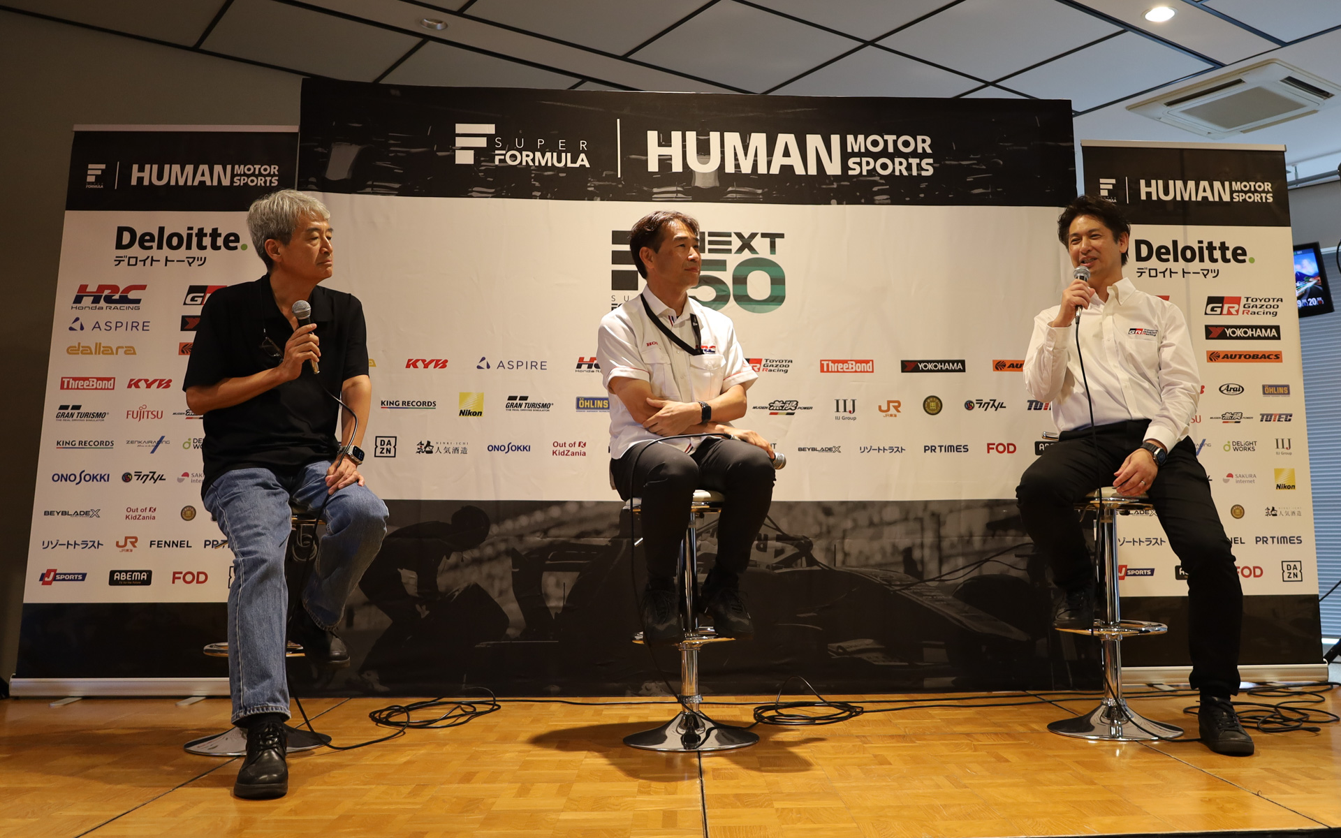 トークセッション「モビリティ×スーパーフォーミュラの未来」に登壇した（写真左から）、インプレス 執行役員 コンシューマメディア事業部 事業部長の谷川潔氏、ホンダ・レーシング 四輪レース部レース運営室 室長の桒田哲宏氏、トヨタ自動車 TGR グローバル MSディレクターの加地雅哉氏