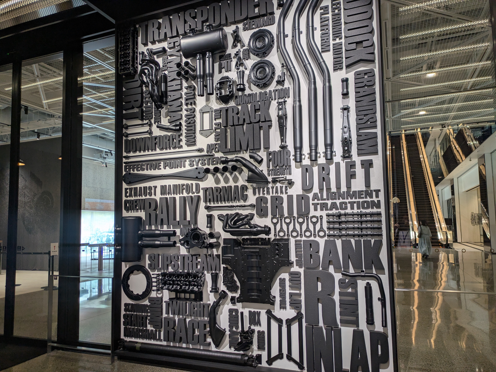 エントランス入口にあるオブジェ。クルマやモータースポーツに関わる単語とパーツが飾られています