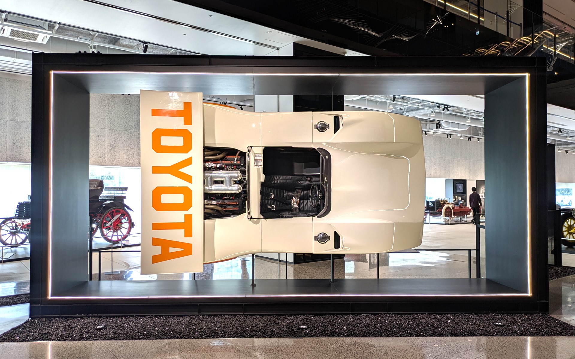 富士スピードウェイホテルに、垂直に飾られている「トヨタ7ターボ」