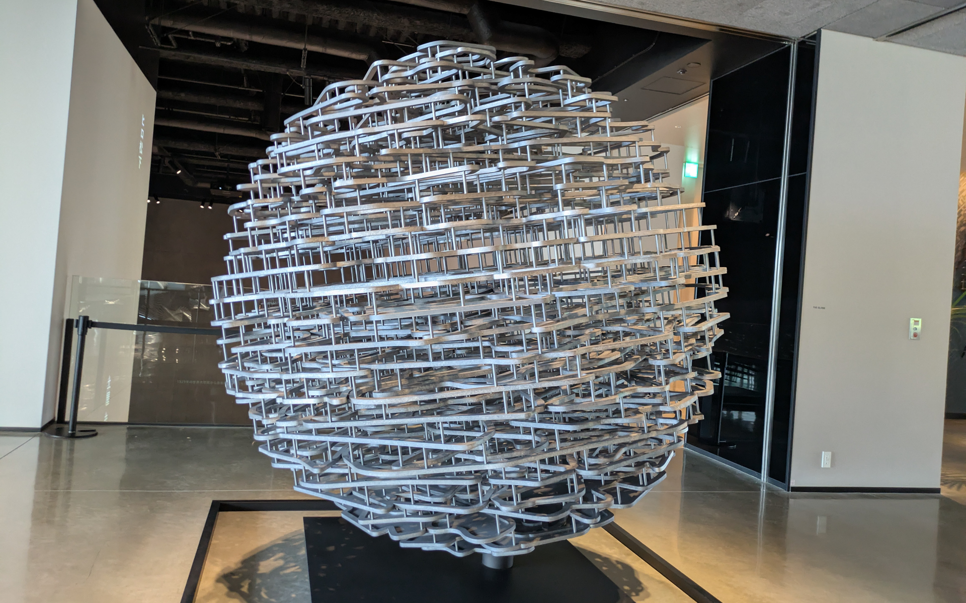 世界中のサーキットのコースレイアウトを重ねて作ったオブジェだそう。小さくして卓上パズルにしてくれたら絶対買いたい！