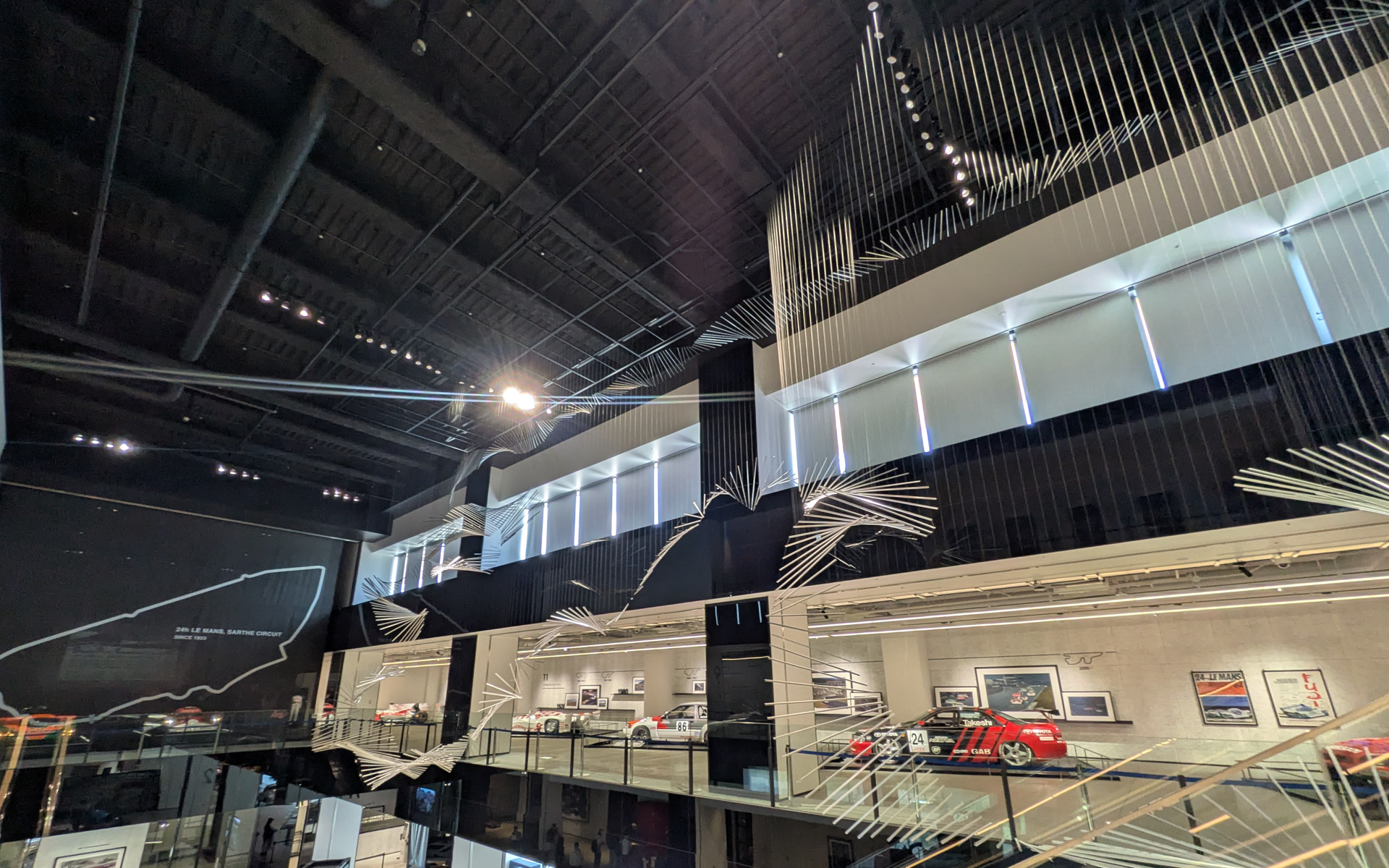 上へと登るエスカレーターから見えるシルバーの棒状の物体は、富士スピードウェイのコースレイアウトになっているのですが、教えてもらわないと気づきませんでした