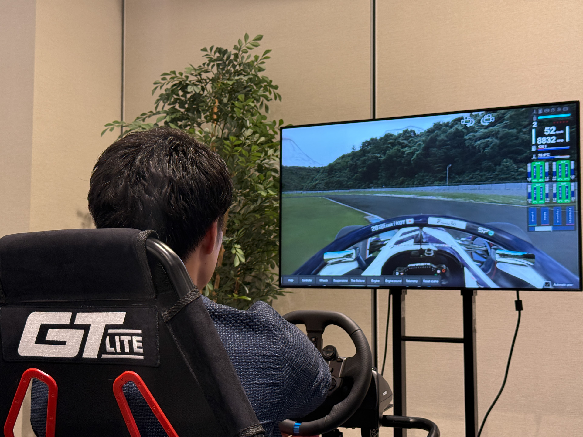 「3DGS」で表現されたサーキットをスーパーフォーミュラマシンで走行できるシミュレータを展示