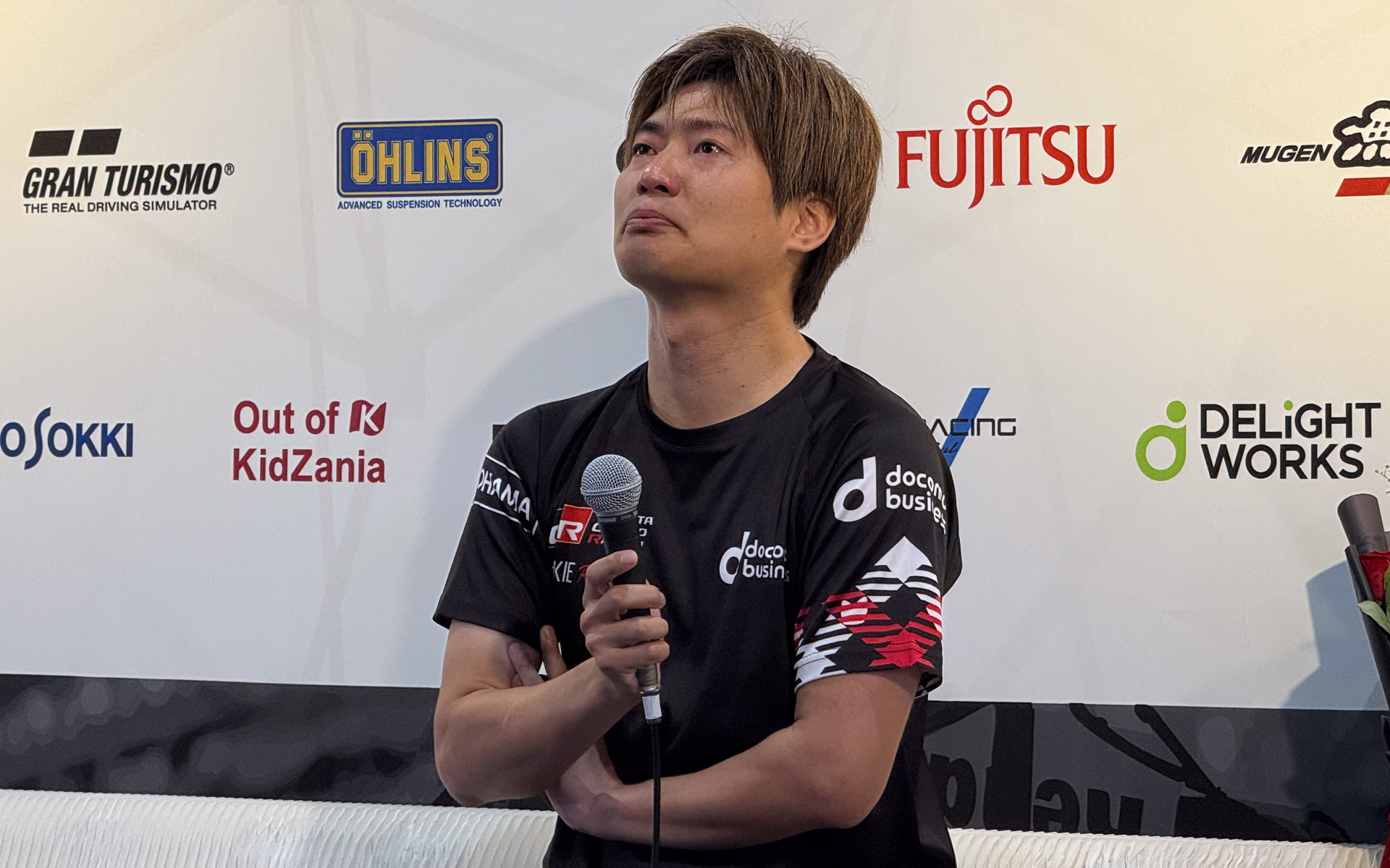 会見の最中に天を仰ぐ大嶋選手。その心に浮かぶものは……