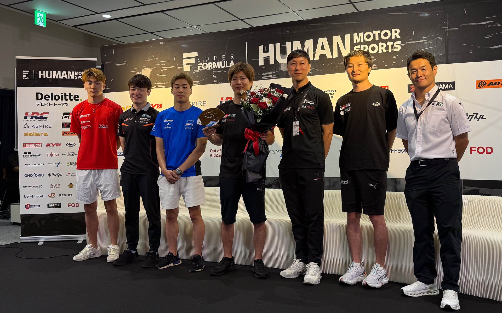 普段はライバルとして戦う仲間とともに