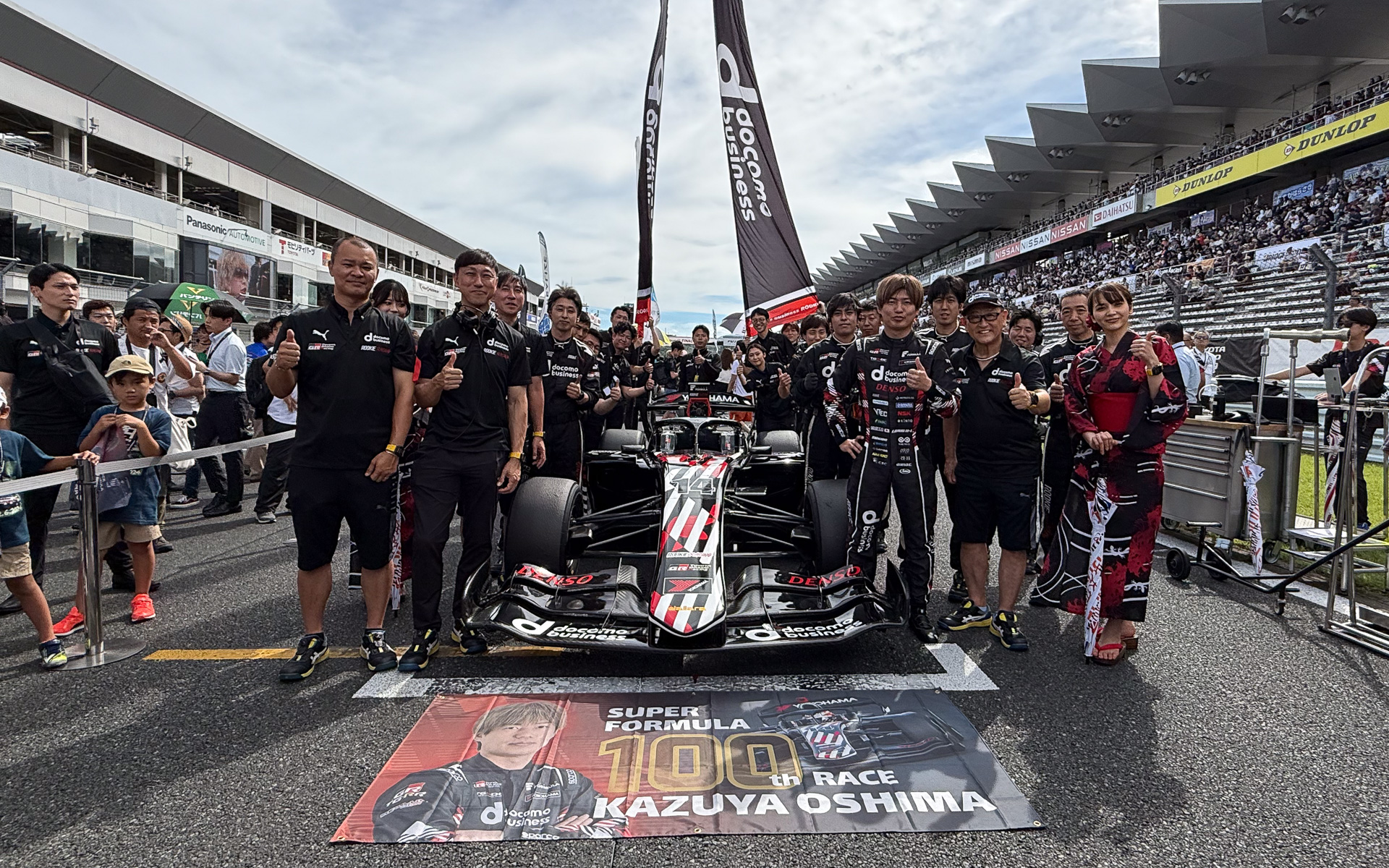 スターティンググリッドでの100戦記念写真