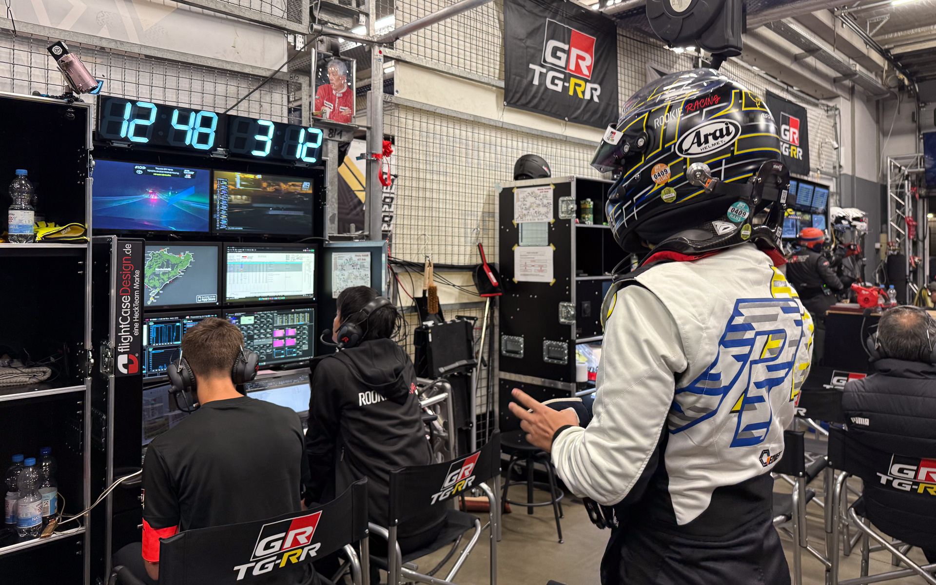 夜中に自身のスティントを待つ大嶋選手