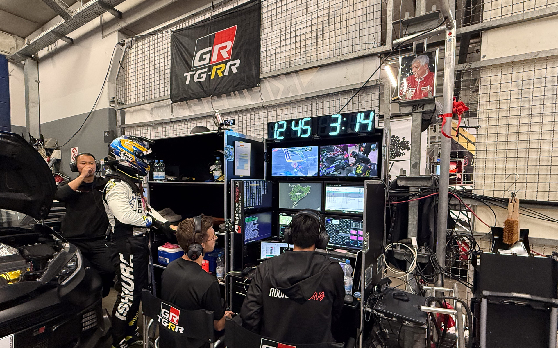 夜のスティントを終えた石浦宏明選手