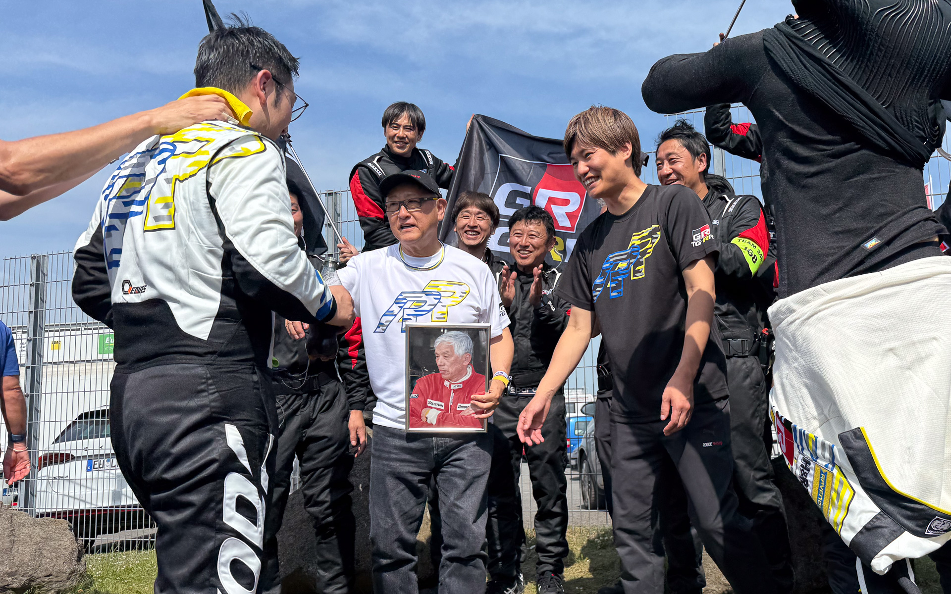 ニュルブルクリンク24時間レースの最終スティントを担当した豊田大輔選手（左）を出迎えるモリゾウ選手こと豊田章男氏（中央）