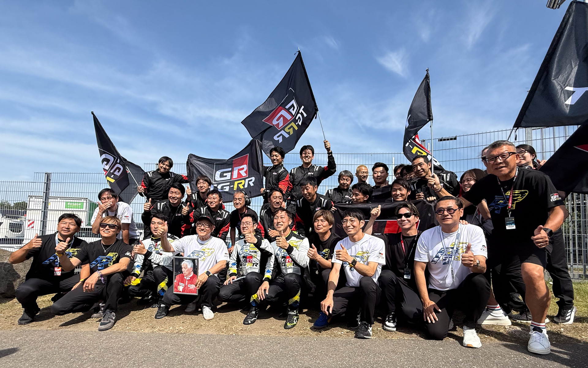 ニュルブルクリンク24時間レースを戦ったTOYOTA GAZOO ROOKIE Racingのスタッフ。24時間完走後の記念写真