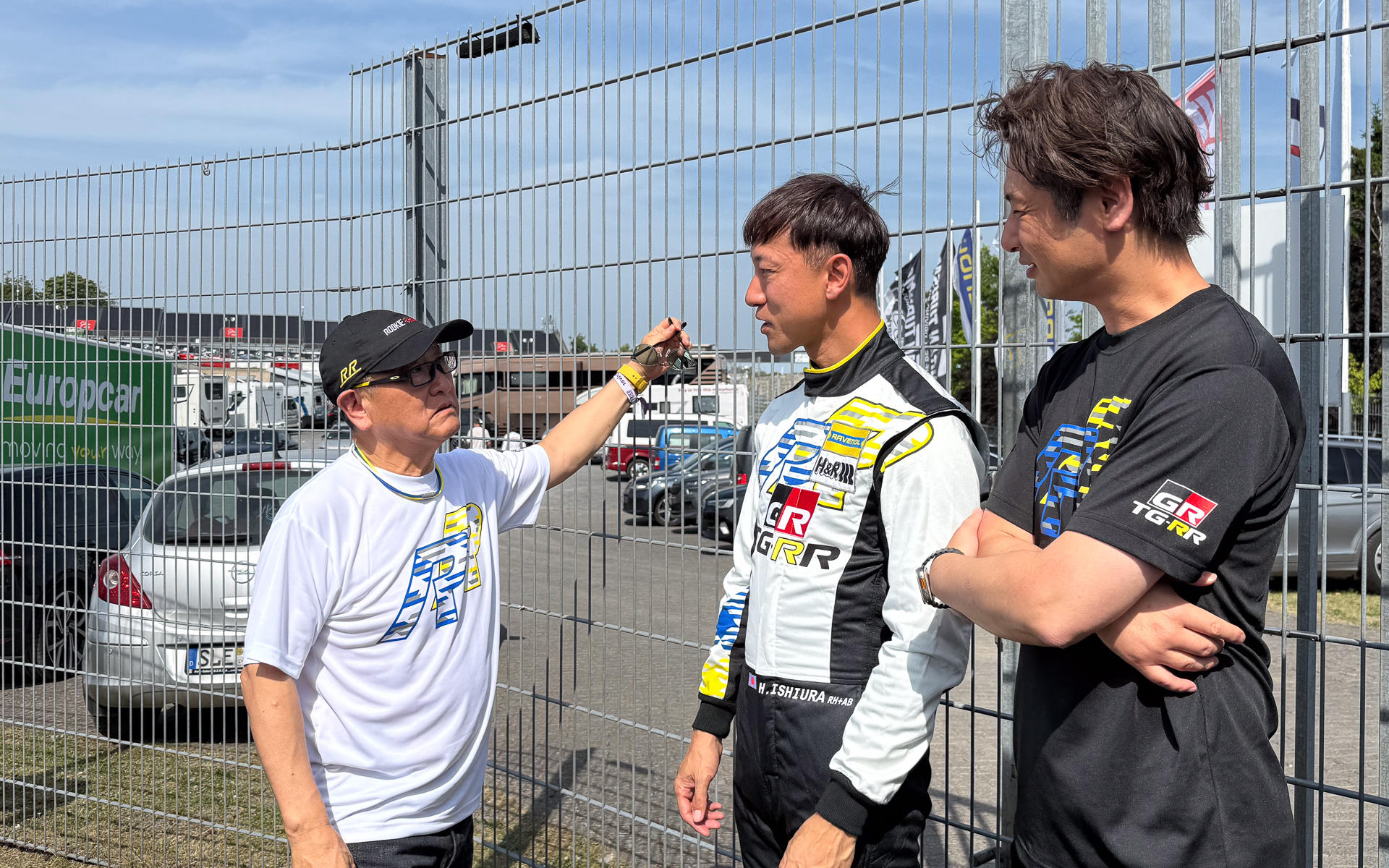 モリゾウ選手（左）と何やら話す石浦宏明選手（中央）。右はTGR グローバル MSディレクター 加地雅哉氏