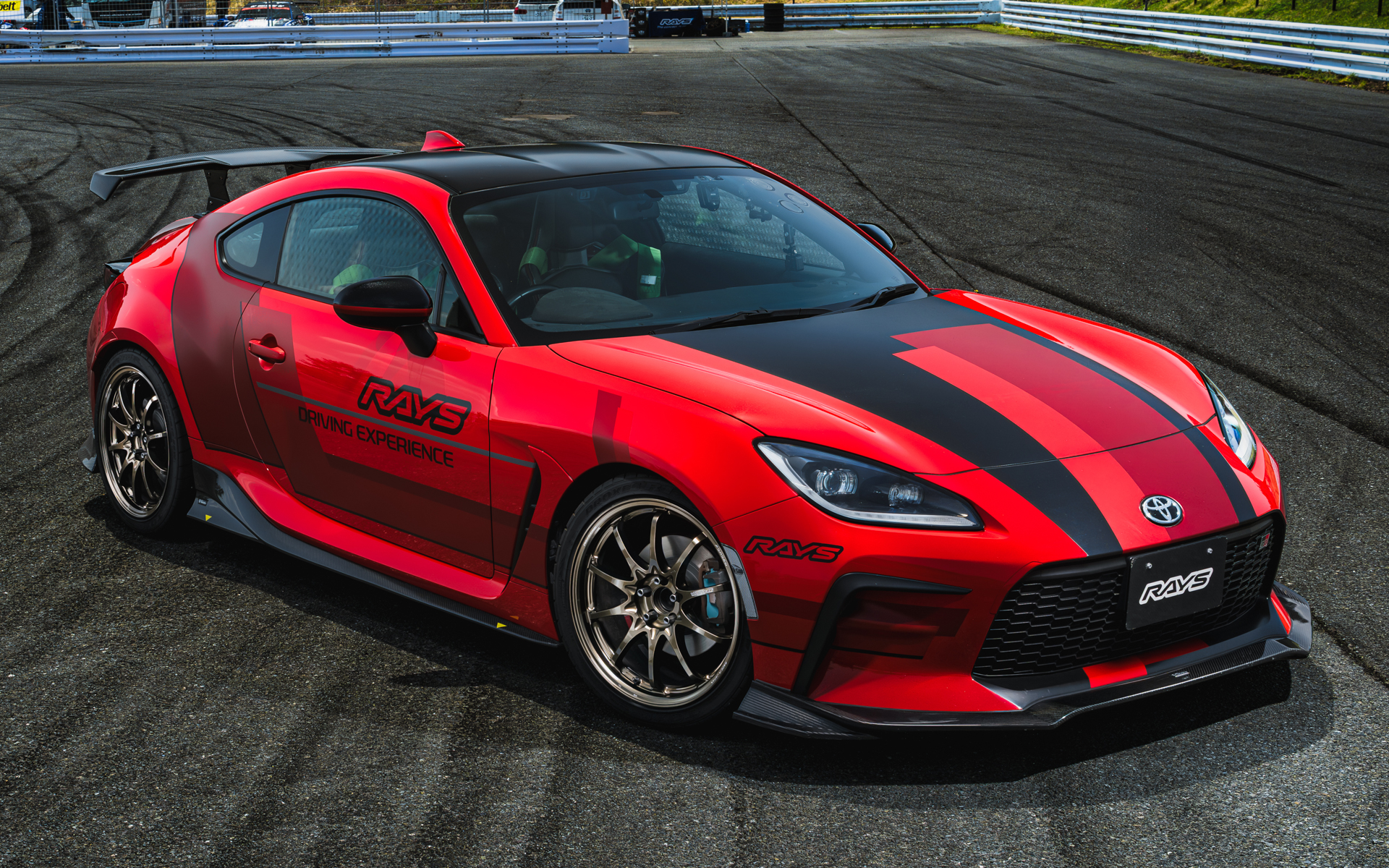 「CE28N」のさらなる軽量化と強度・剛性面の大幅アップデートを実施した「CE28N-plus」は2023年にリリースされた