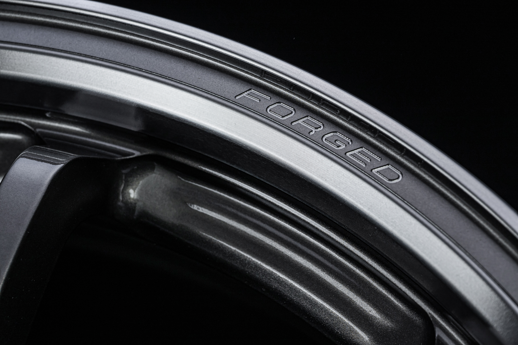 レイズの特許技術「A.M.T.」によりブランドロゴなどを刻印