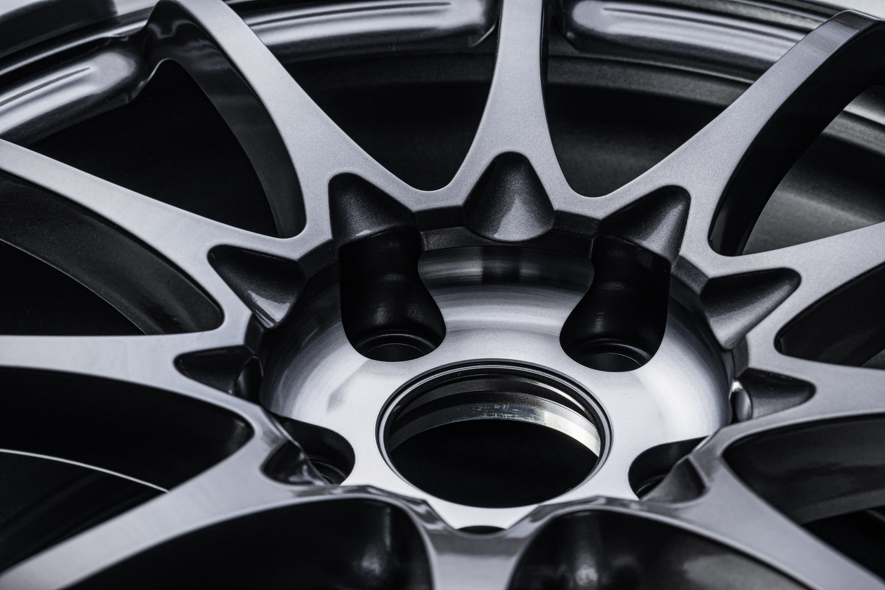 センター部やリム部の切削により、ベースモデルCE28N-plusよりも最大400gもの軽量化に成功