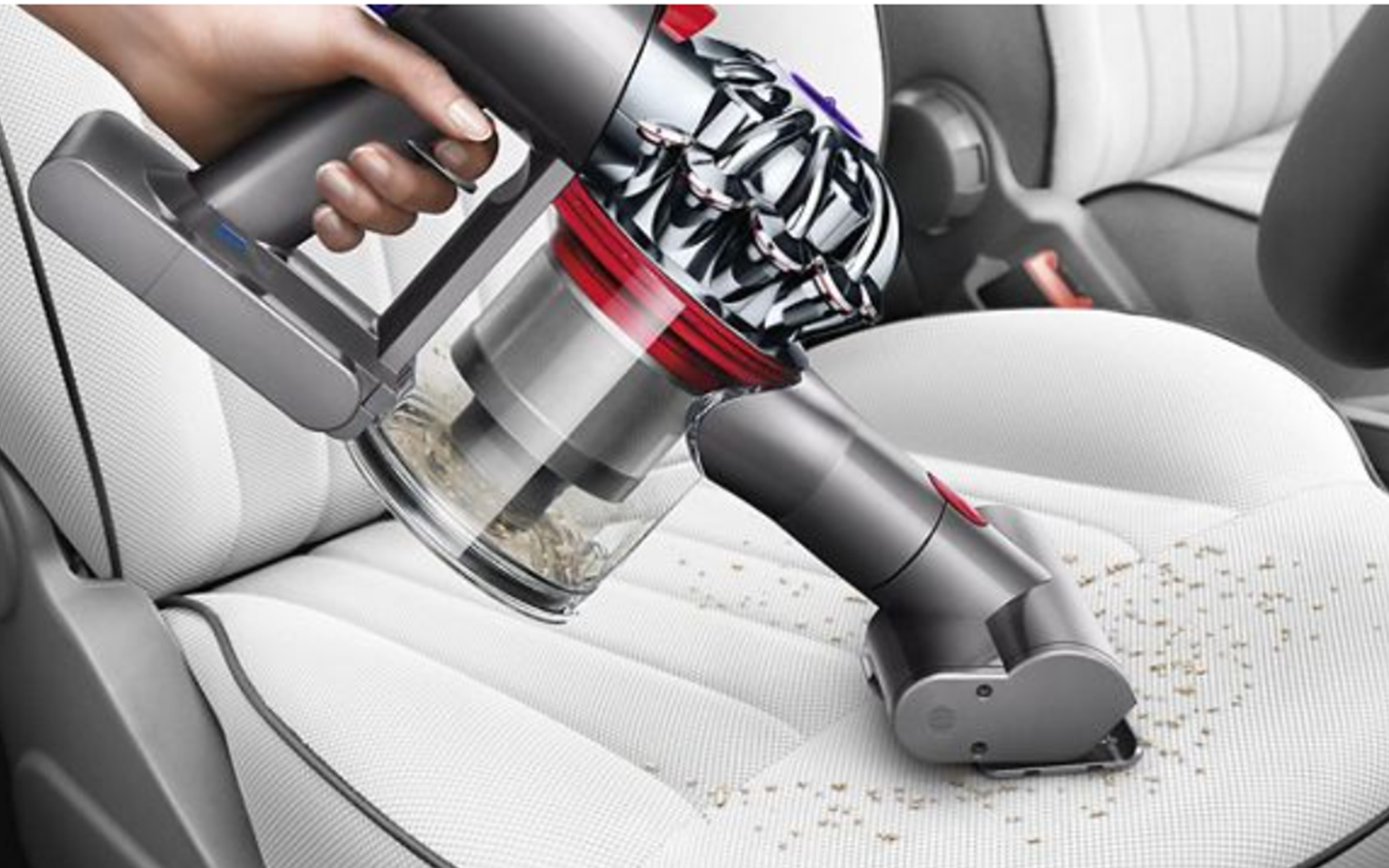 部屋だけでなく車内の清掃にも便利なダイソンのコードレス掃除機がお買い得だ