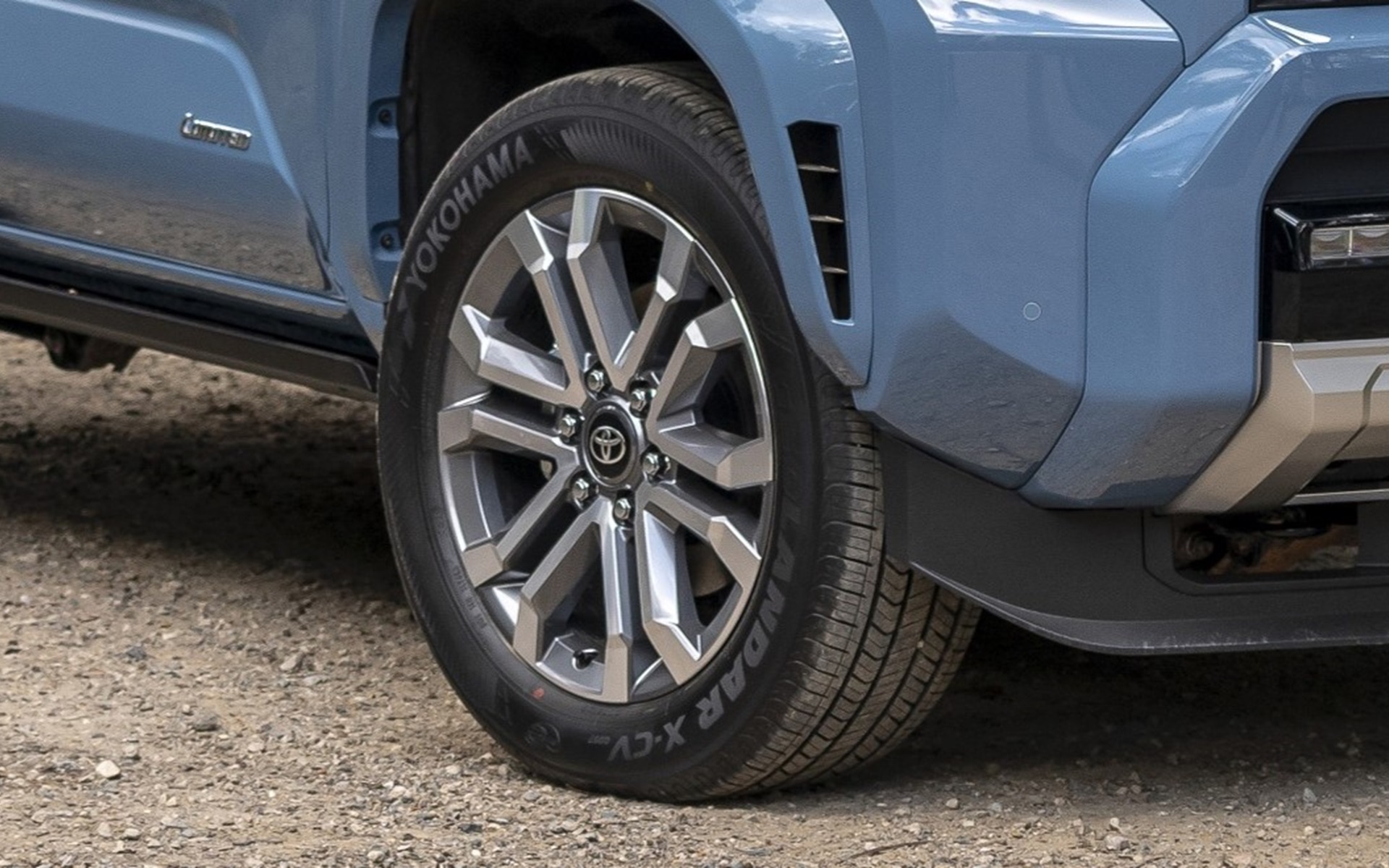 なお新型「4Runner」は日本国内での発売は予定されていない