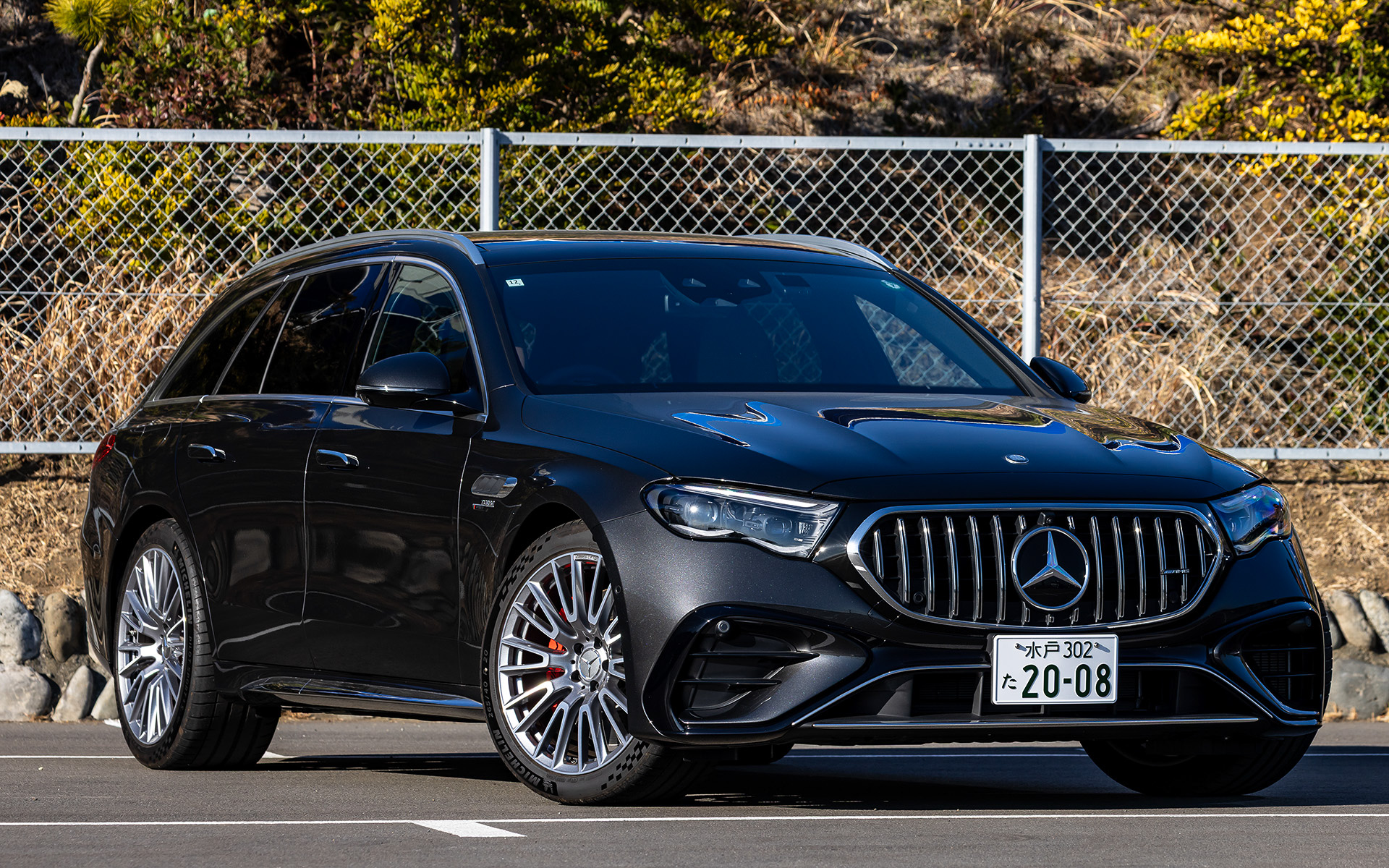 今回試乗したのは2024年12月に発売された「メルセデスAMG E 53 HYBRID 4MATIC＋」（1726万円）。ボディサイズは4970×1900×1490mm（全長×全幅×全高）、ホイールベースは2960mm。ボディカラーはグラファイトグレー（メタリック）