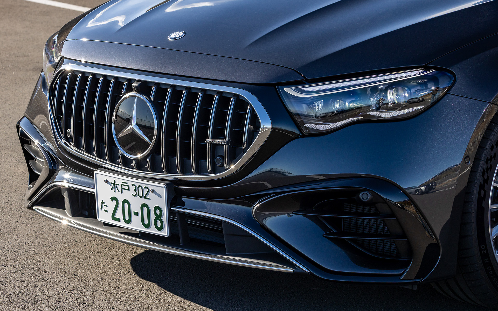 E 53のフロントデザインは通常のEクラスと比べ20mmワイドなプロポーションとし、E 53専用デザインのAウィングが際立つ大開口のフロントエプロンや、AMG伝統の縦ルーバーには先進的なイルミネーテッドラジエターグリルを採用するなど、アグレッシブな表情を形成