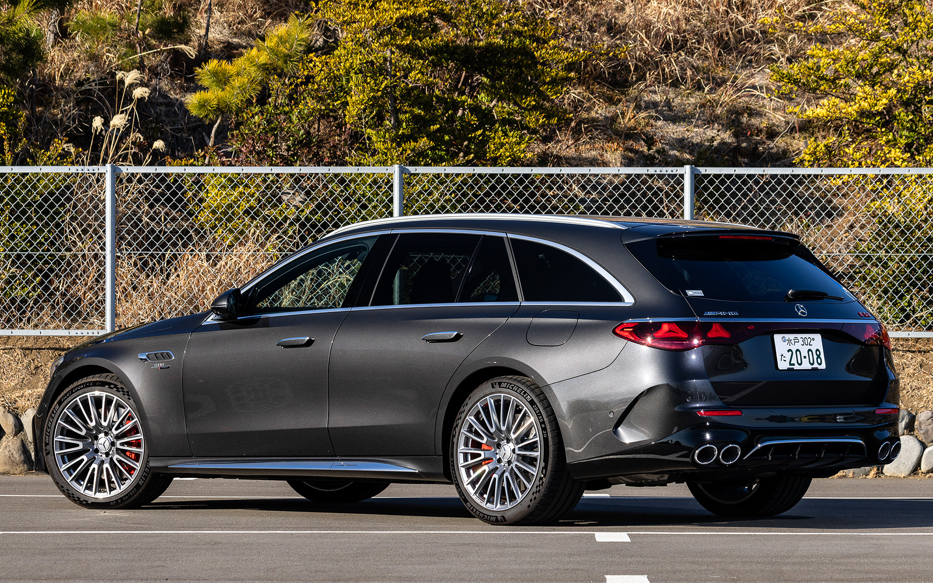 今回試乗したのは2024年12月に発売された「メルセデスAMG E 53 HYBRID 4MATIC＋」（1726万円）。ボディサイズは4970×1900×1490mm（全長×全幅×全高）、ホイールベースは2960mm。ボディカラーはグラファイトグレー（メタリック）