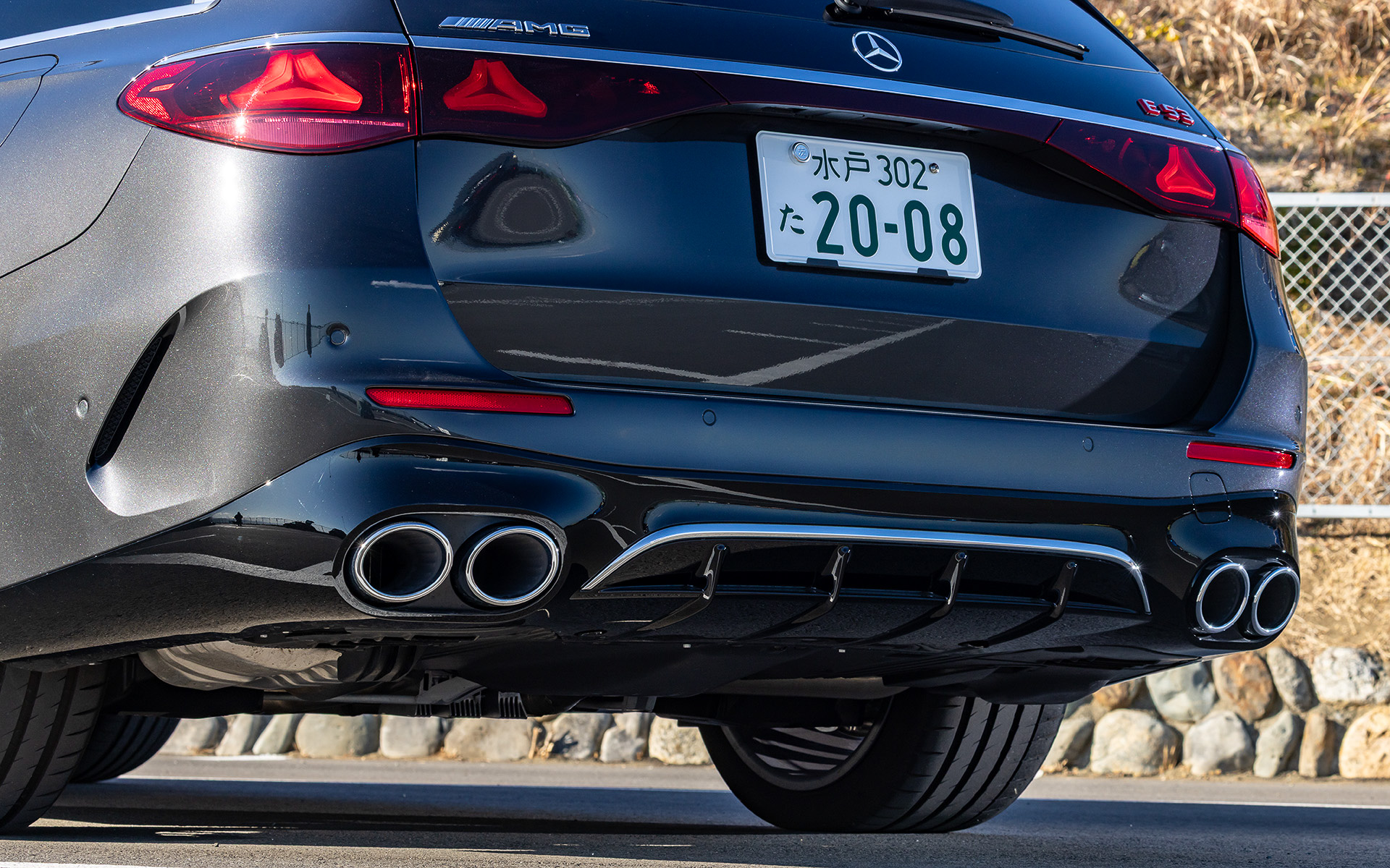 リアエンドにはAMGのパフォーマンスハイブリッドを示す赤く縁どられた「E 53」エンブレムをはじめ、ボディ同色のAMG スポイラーリップ、ディフューザーフィンが特徴的なリアエプロン、片側2本ずつのラウンド形のエグゾーストエンドが与えられる