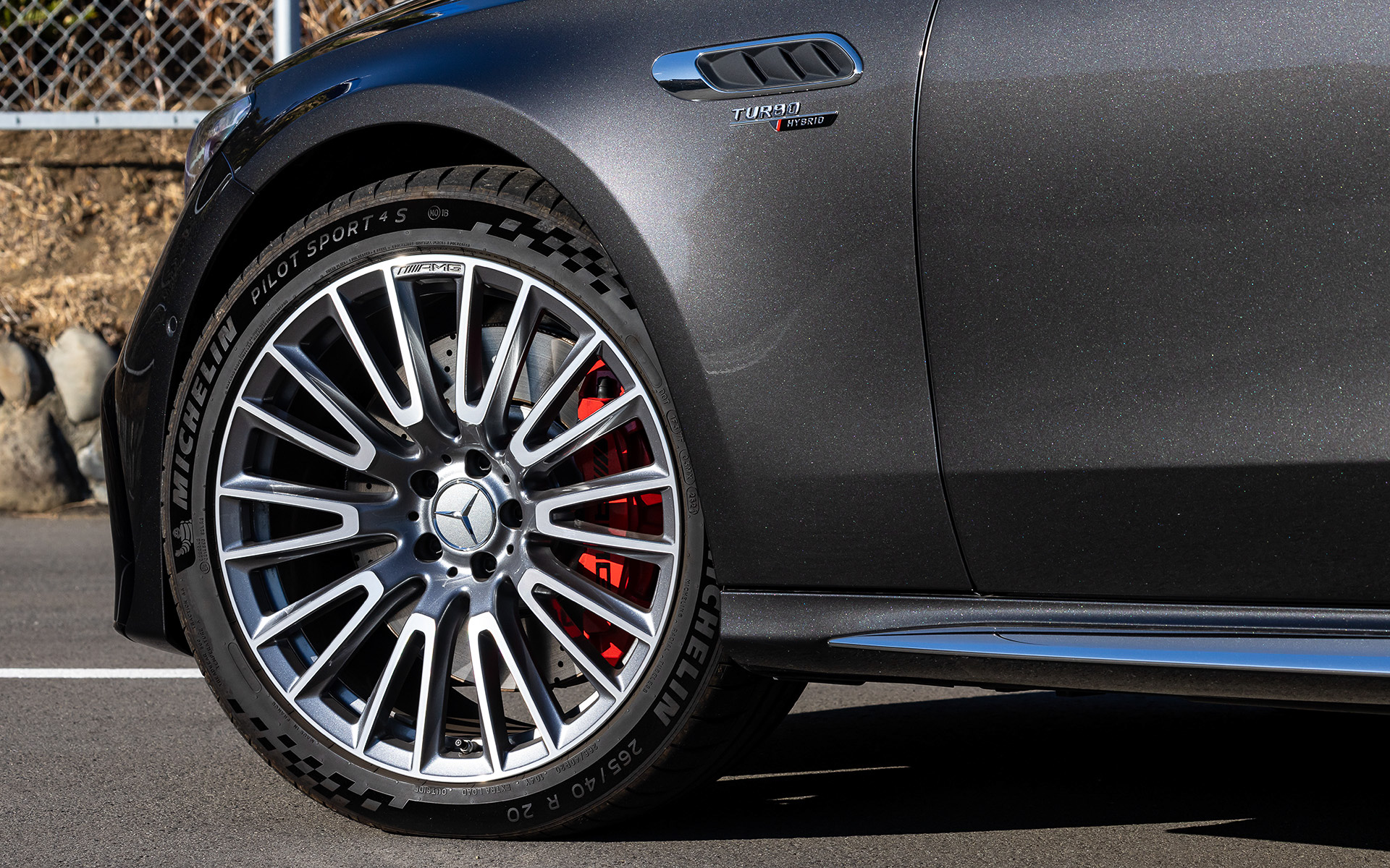 足下は10ツインスポークデザインの20インチ AMG アルミホイールにミシュラン「パイロットスポーツ 4 S」をセット